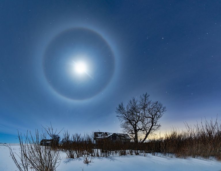 Qué hace que aparezca un anillo alrededor de la Luna ECVerde