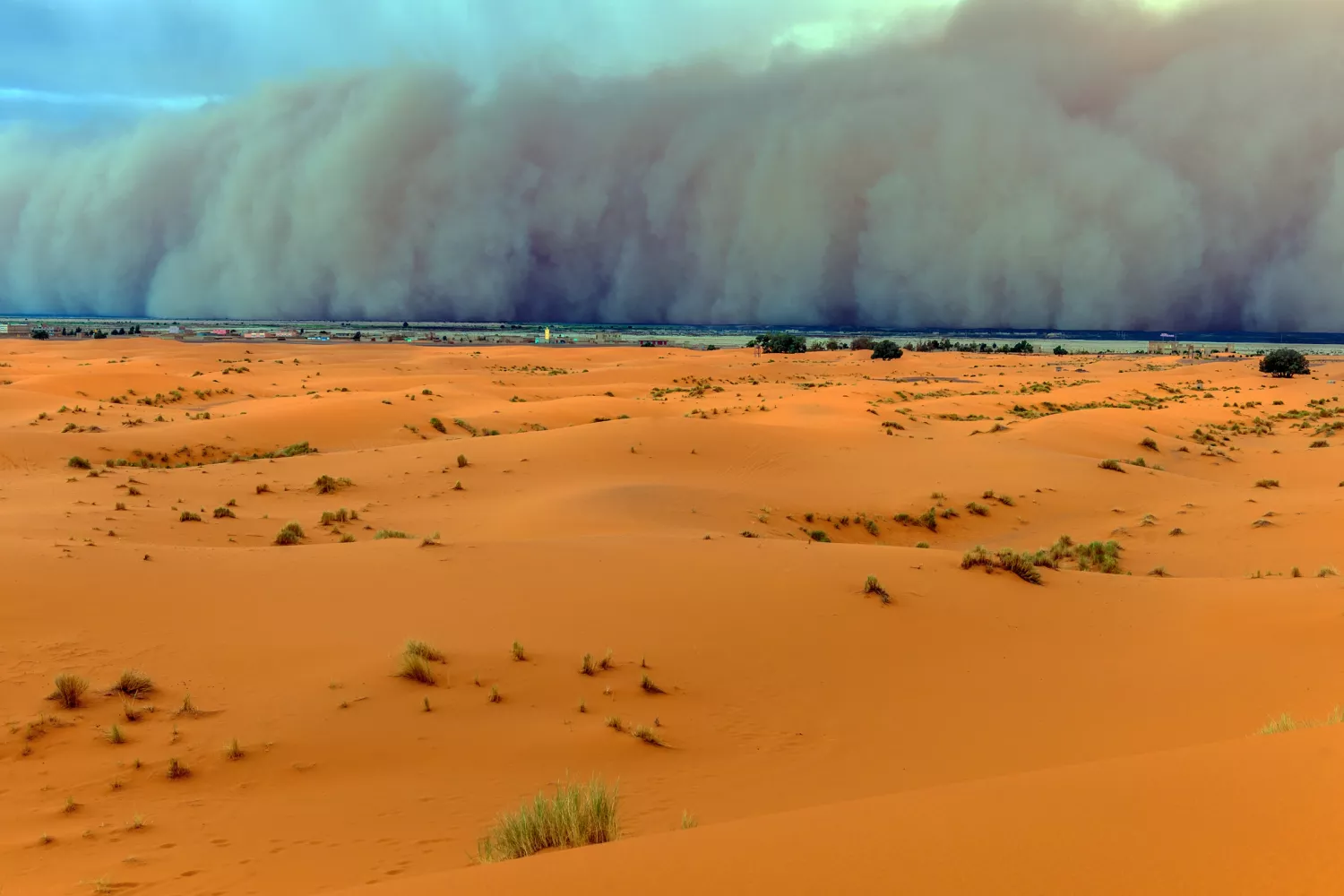 A wide sandstorm