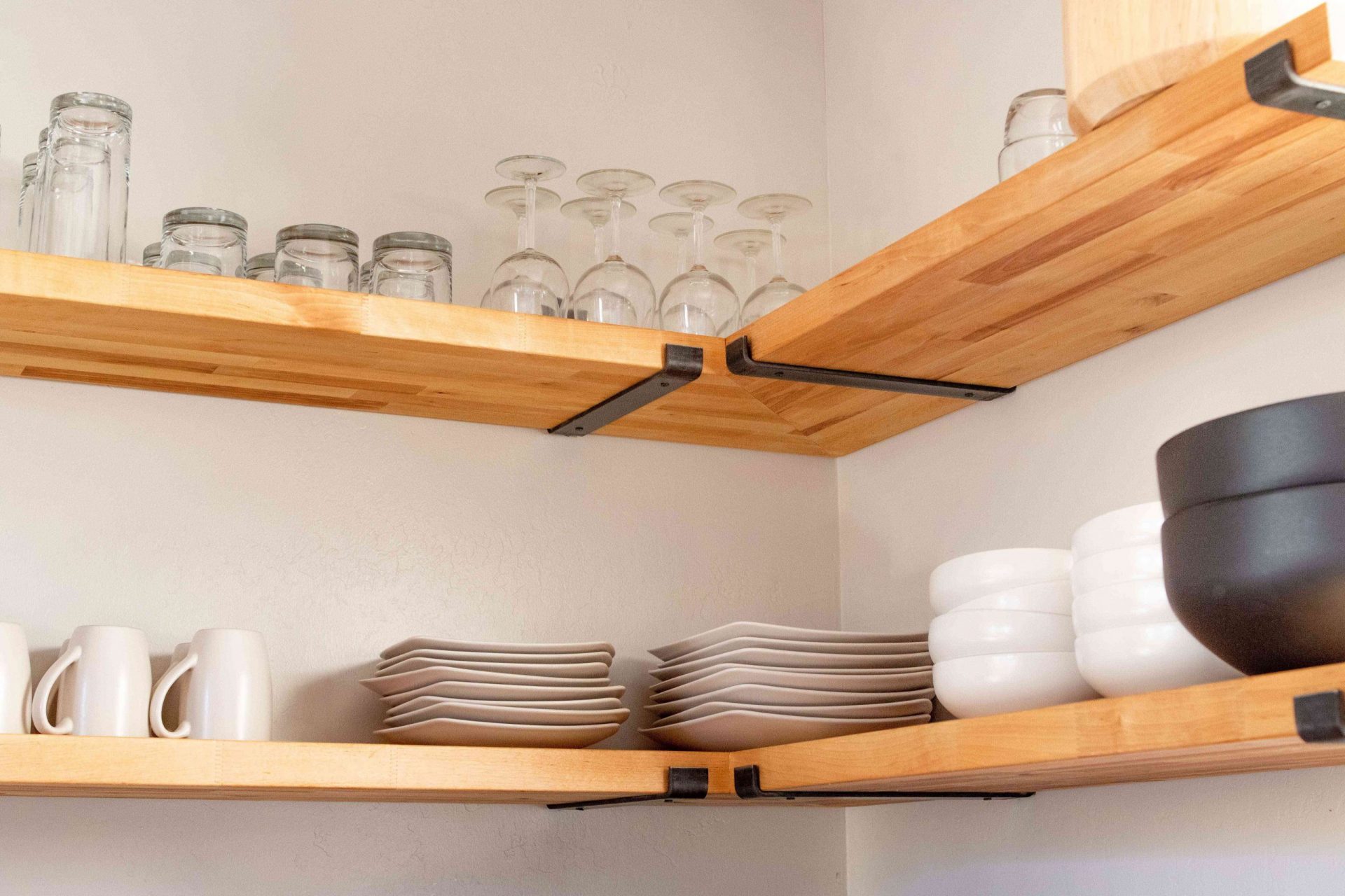 estantería de madera vista con exposición de cerámica minimalista en la cocina