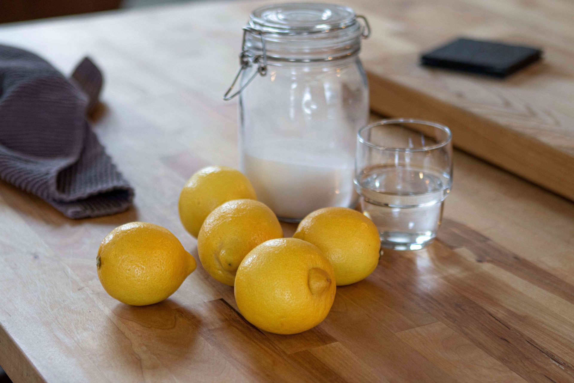foto de belleza de bicarbonato de sodio en un bote de cristal con vinagre y varios limones