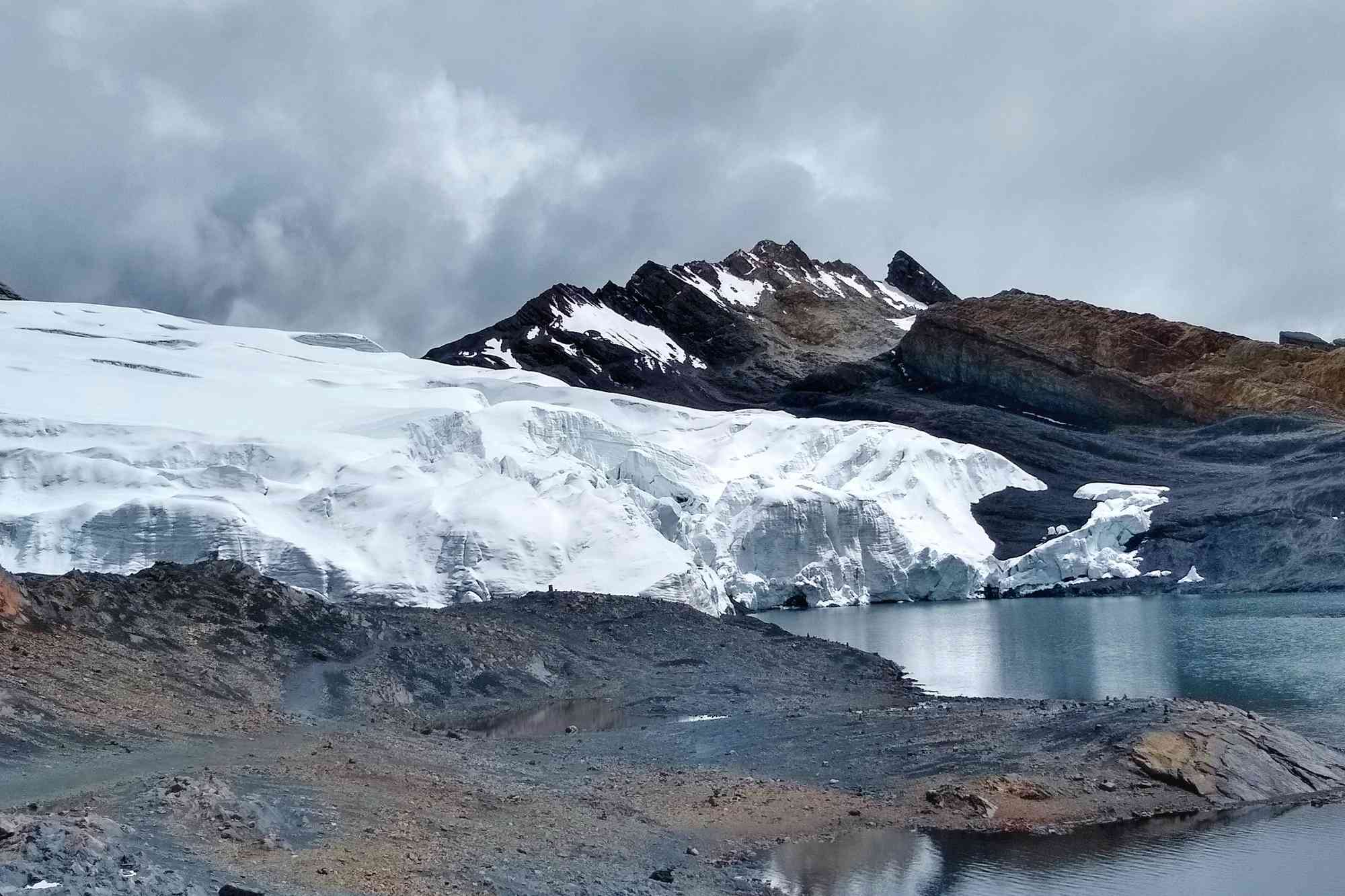 El famoso glaciar Pastoruri de Perú bordeando una bahía