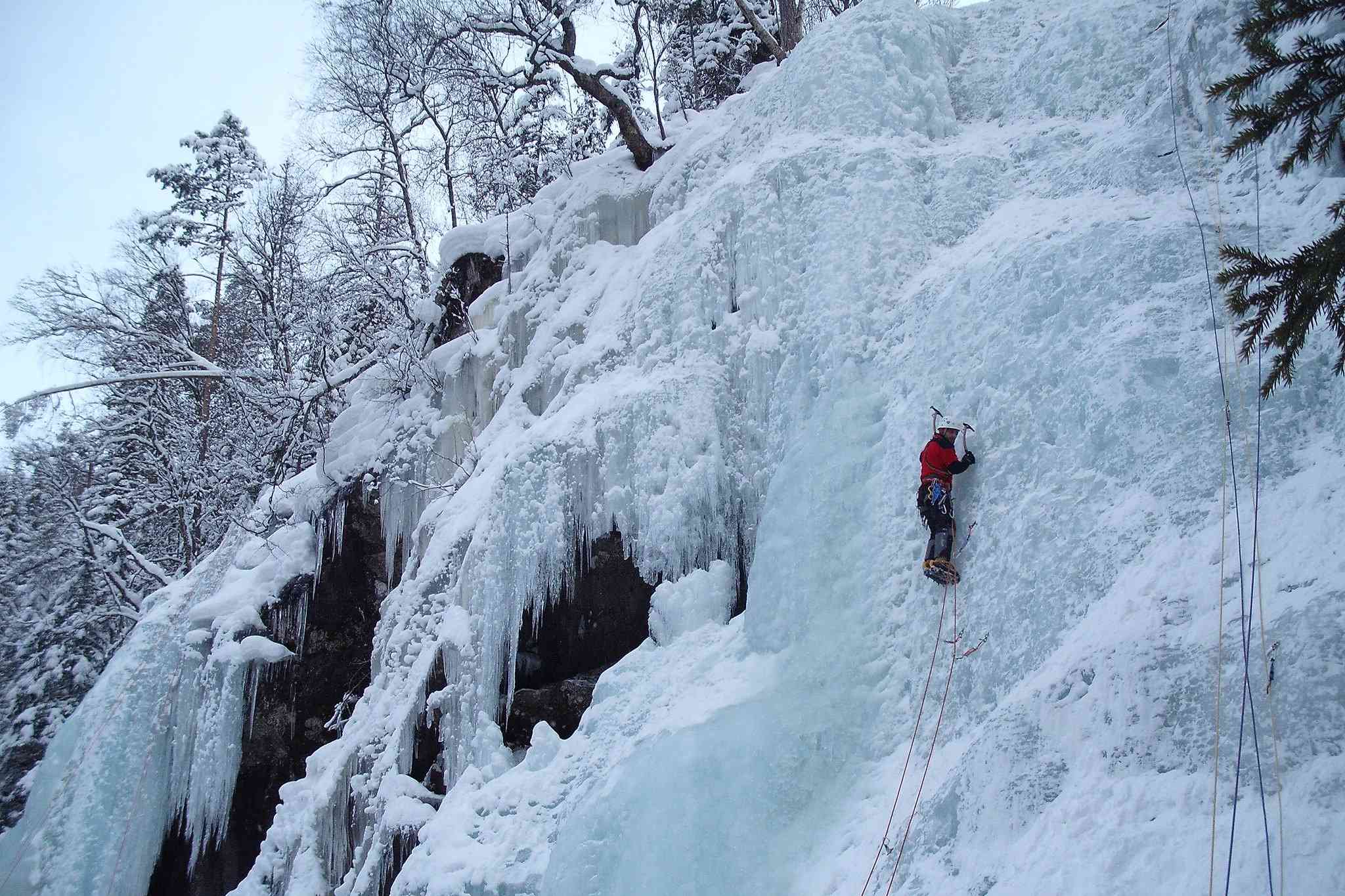 Un escalador asciende por un barranco helado en Rjukan, Noruega