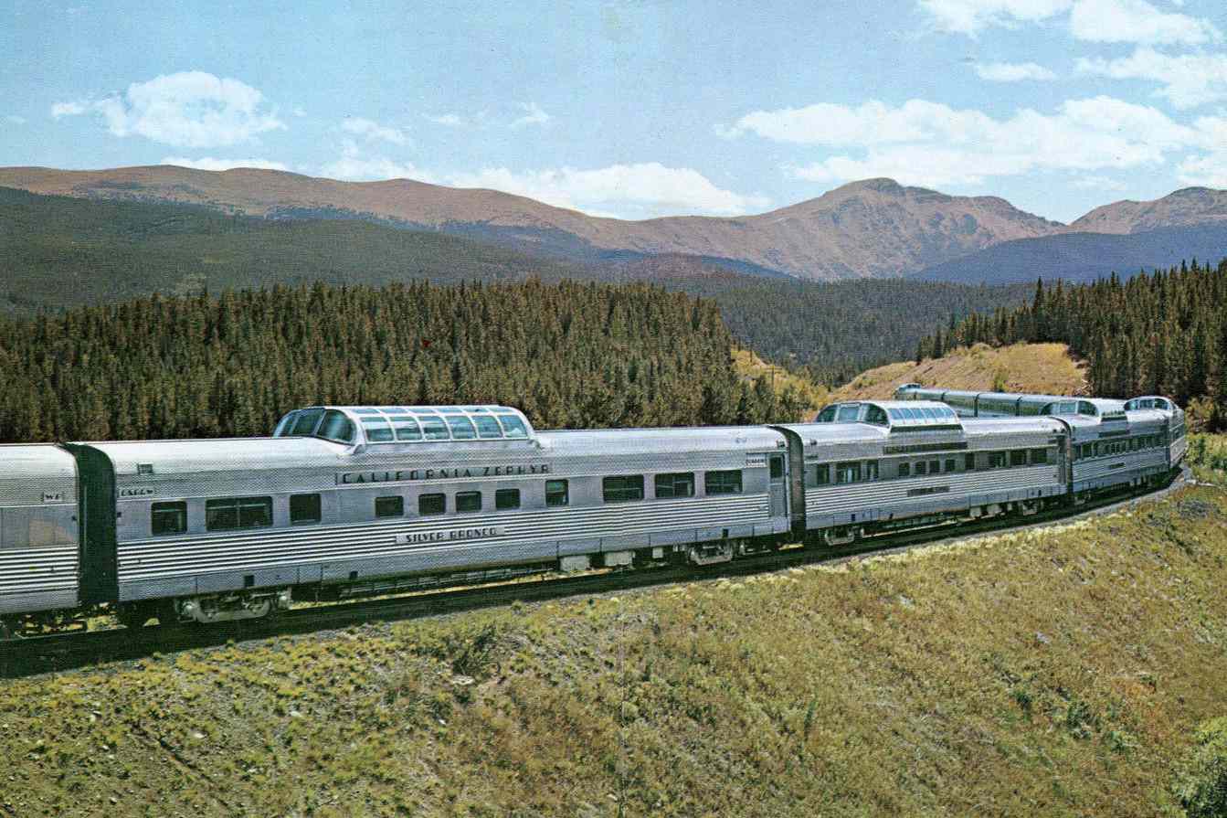 El tren California Zephyr con las Montañas Rocosas de Colorado de fondo