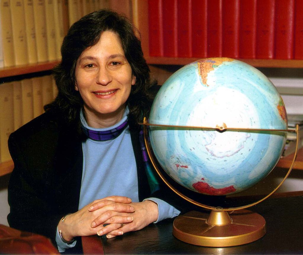 Susan Solomon junto a un globo