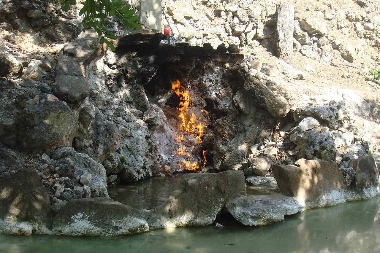 Cueva que arde en el manantial de agua y fuego