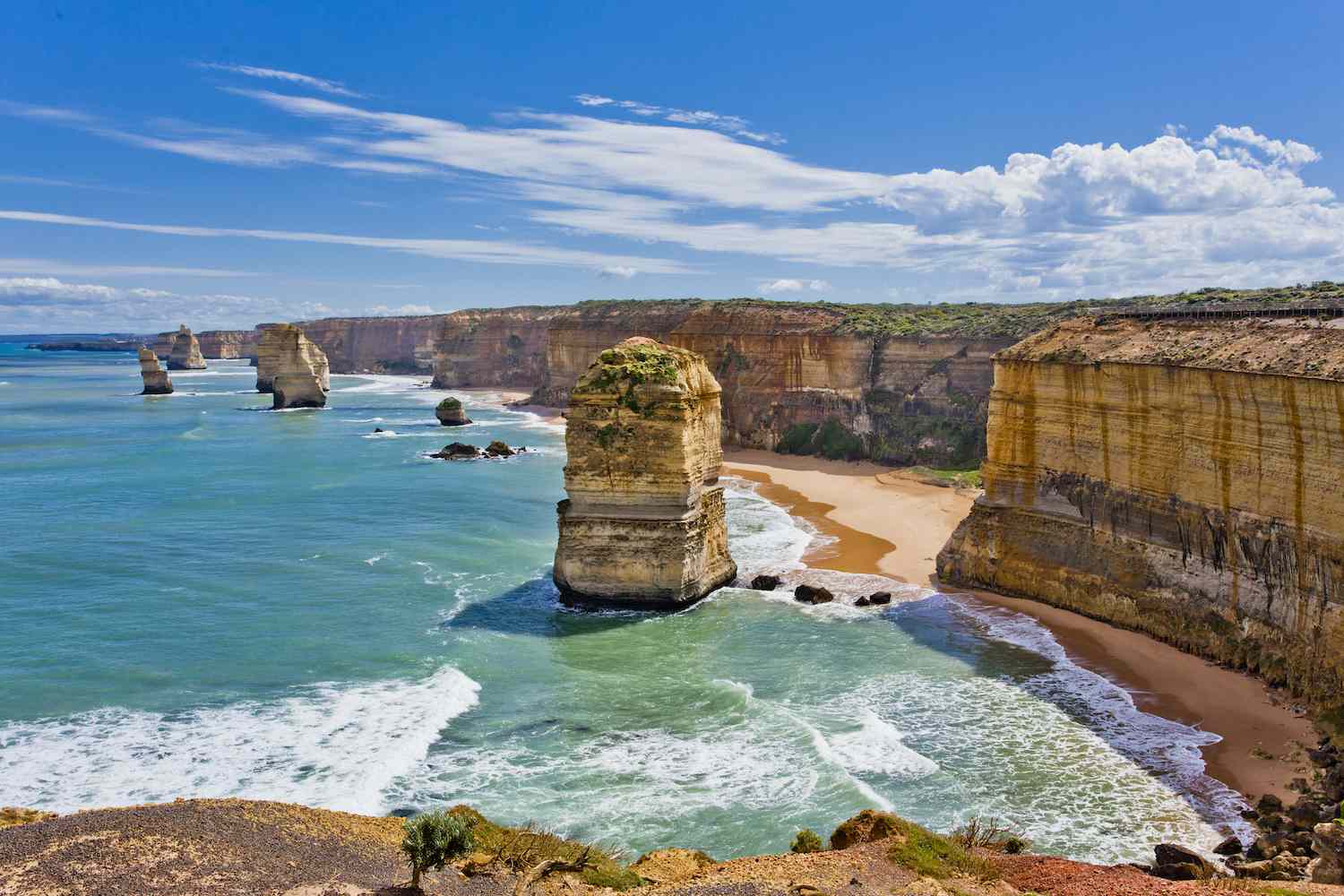 Los montones conocidos como los 12 Apóstoles sobresalen del océano en la costa australiana