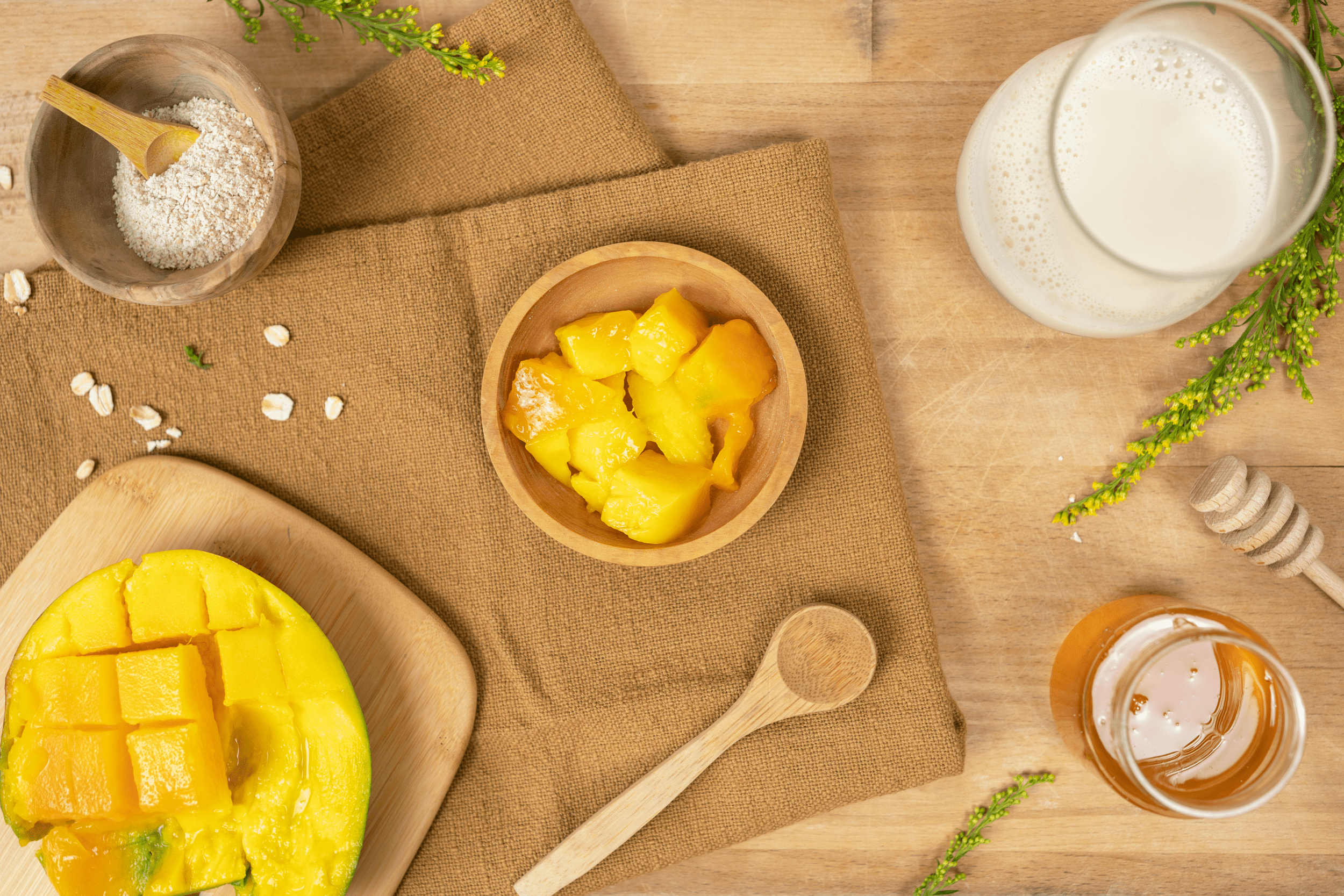 trozos de mango cortados, miel, avena y crema espesa son los ingredientes de la mascarilla de barro