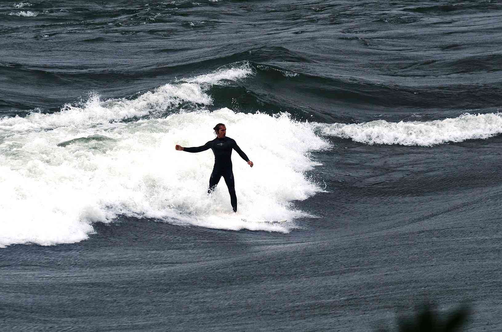 Vista aérea de. un surfista sobre la ola Habitat 67 en el río San Lorenzo en Montreal