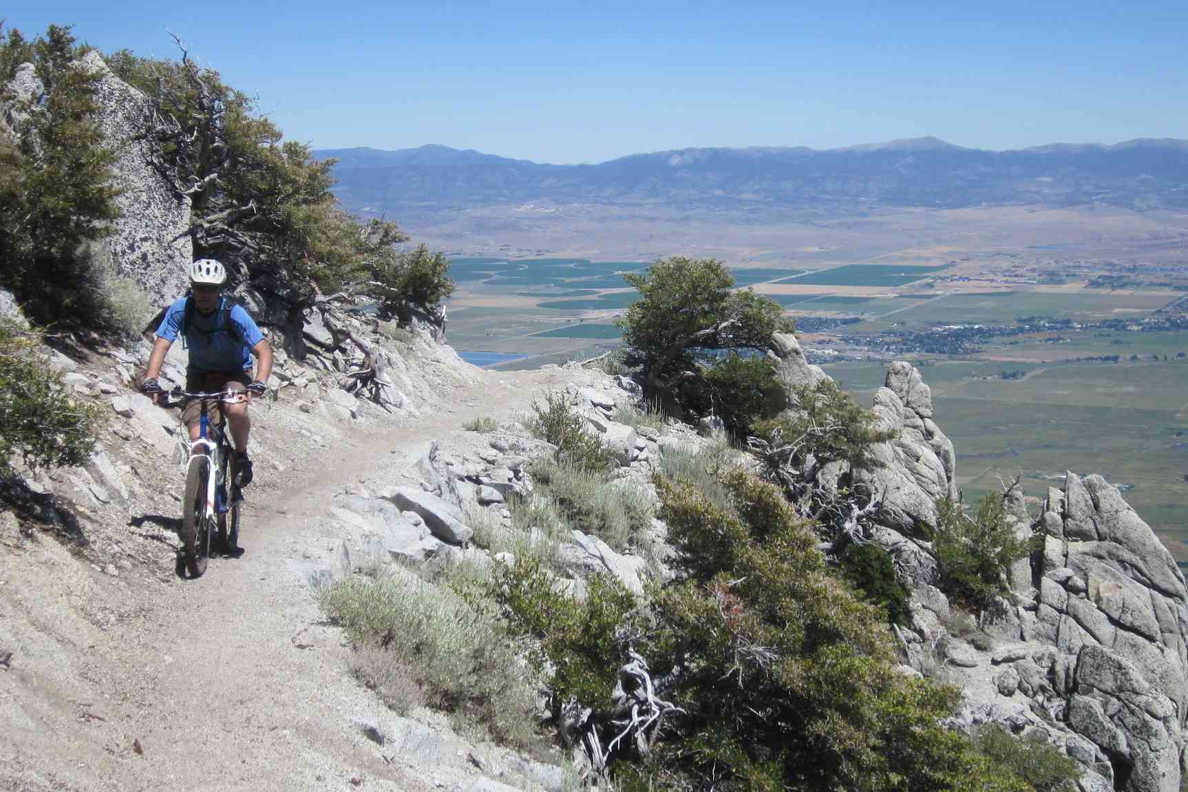 Persona haciendo ciclismo de montaña en el TRT con la vista de Tahoe abajo