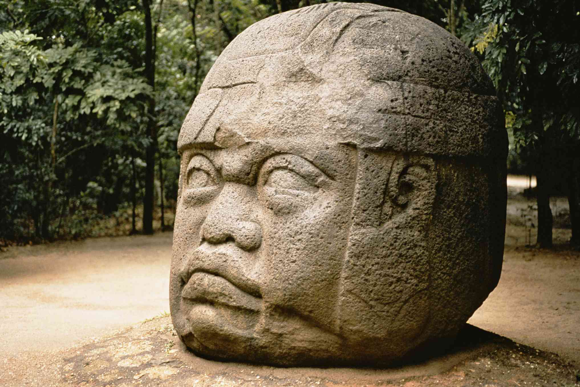 Cabeza colosal de piedra que sobresale del suelo en México