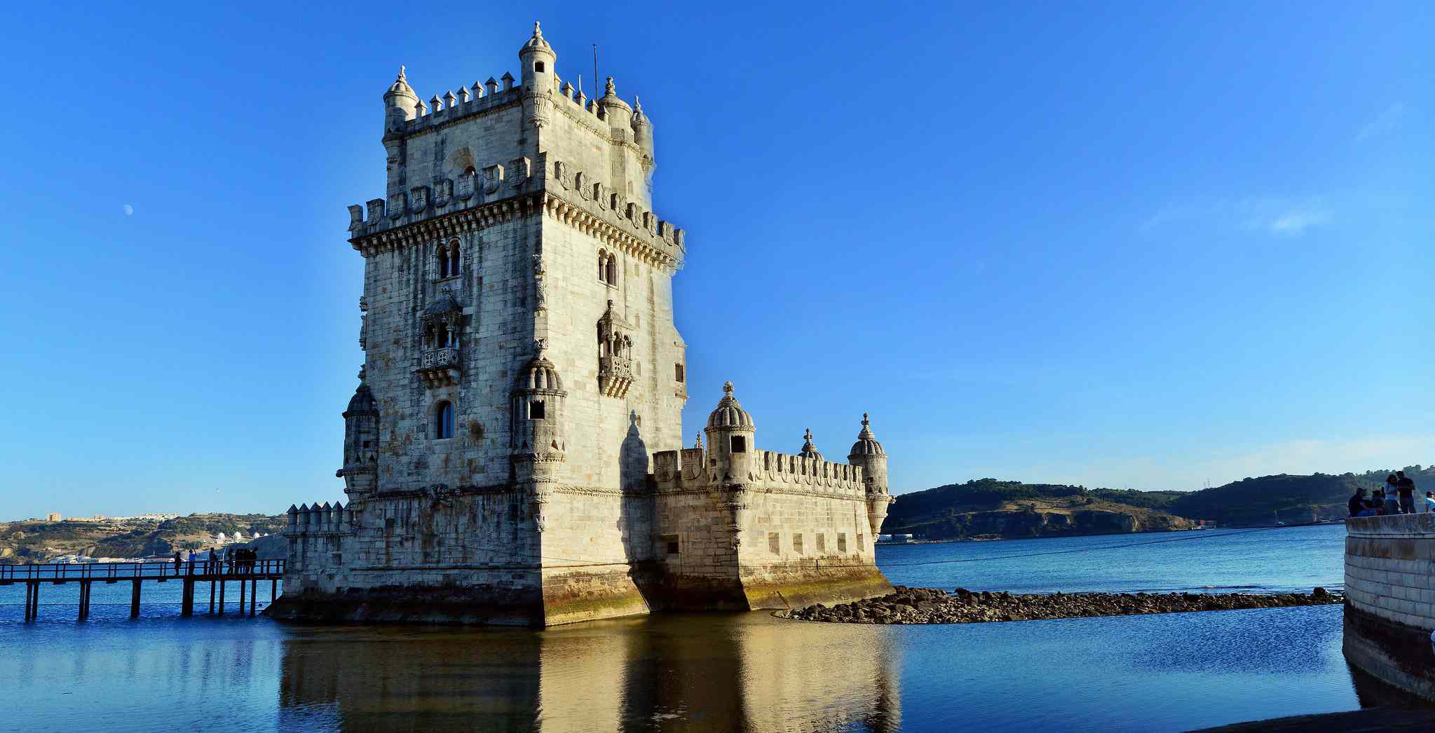 Torre de Belém, a orillas del río Tangus, bajo un cielo azul claro