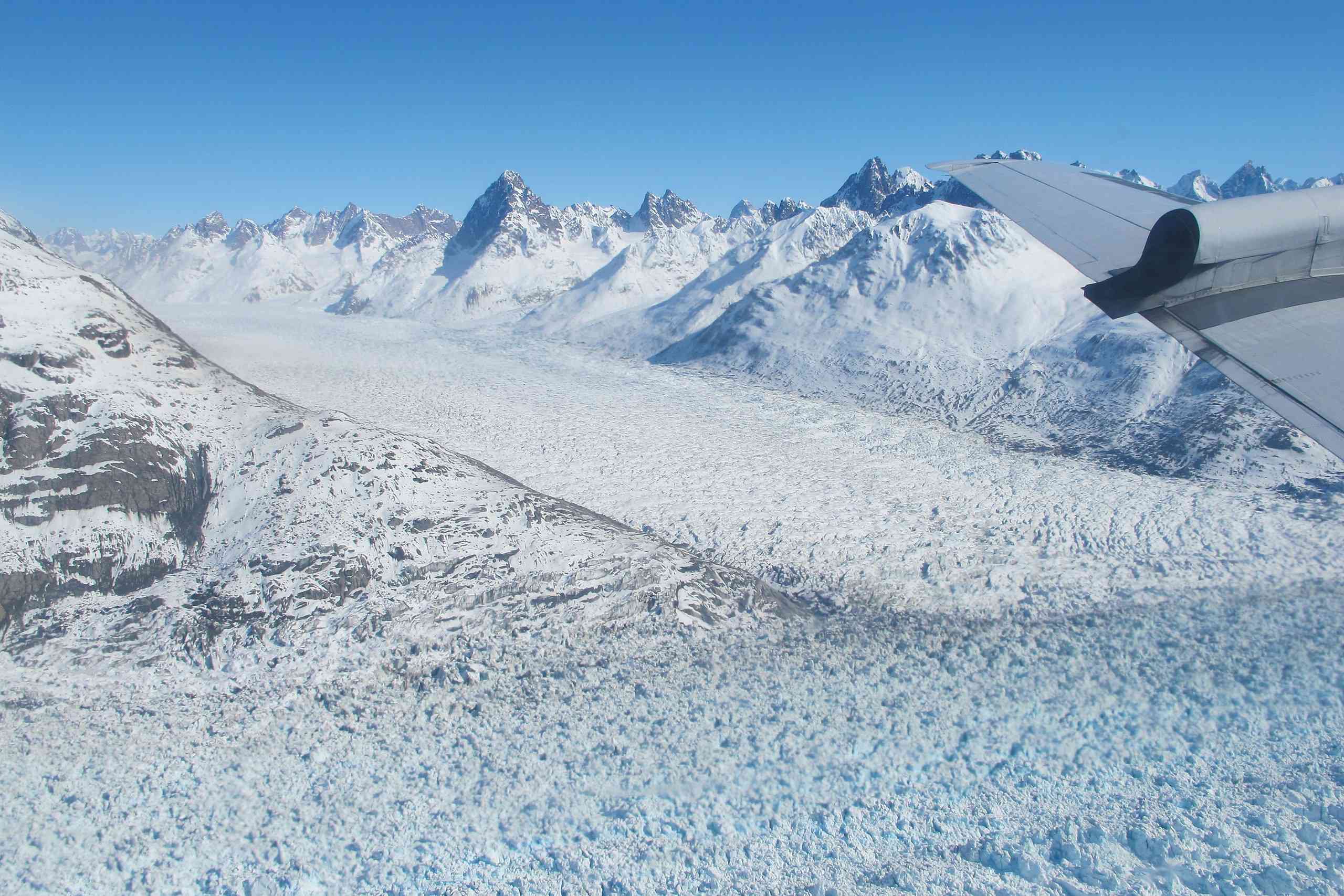 Vista aérea del glaciar Helheim desde un vuelo de reconocimiento de la NASA