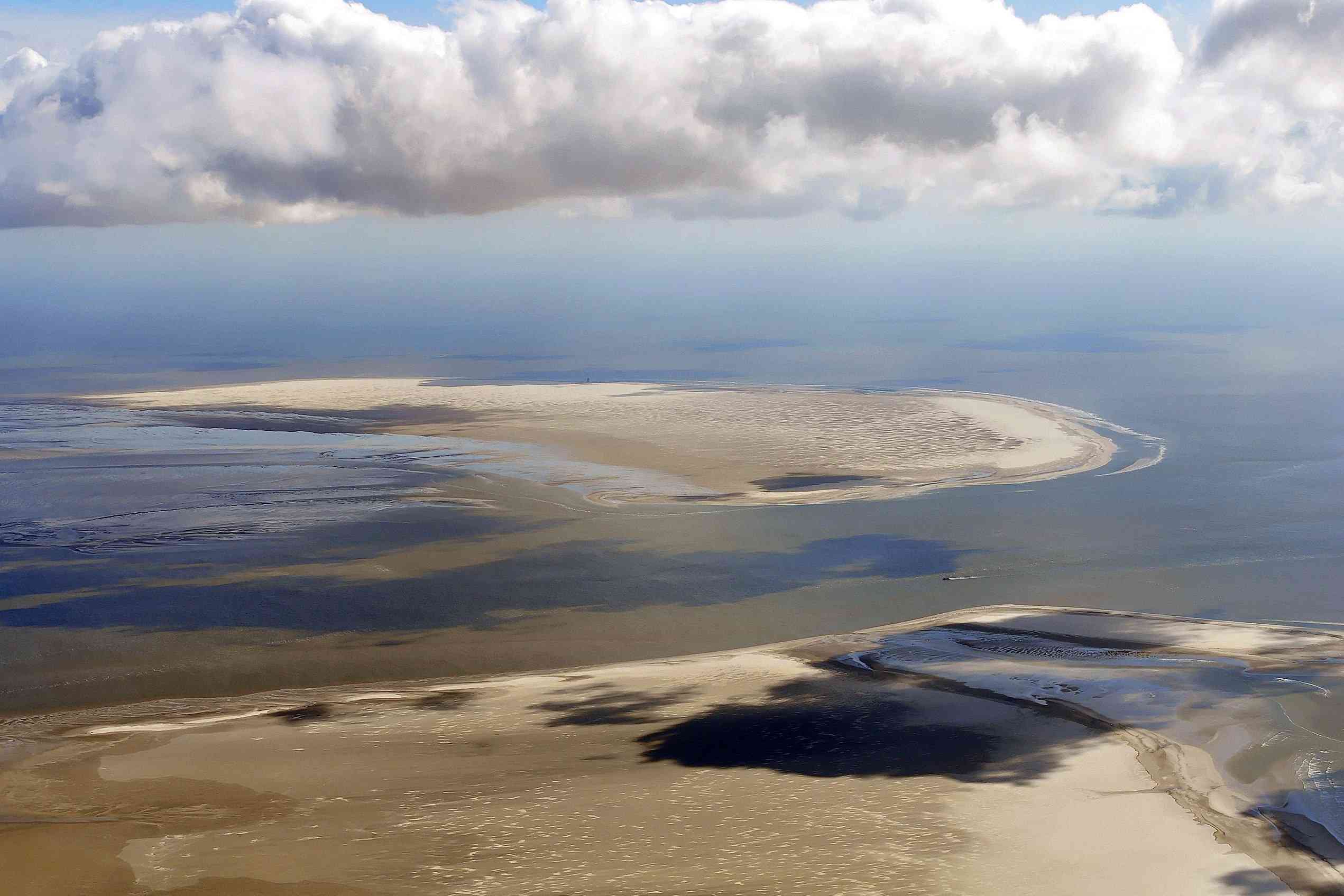 Vista aérea de la isla de arena de la costa de Alemania