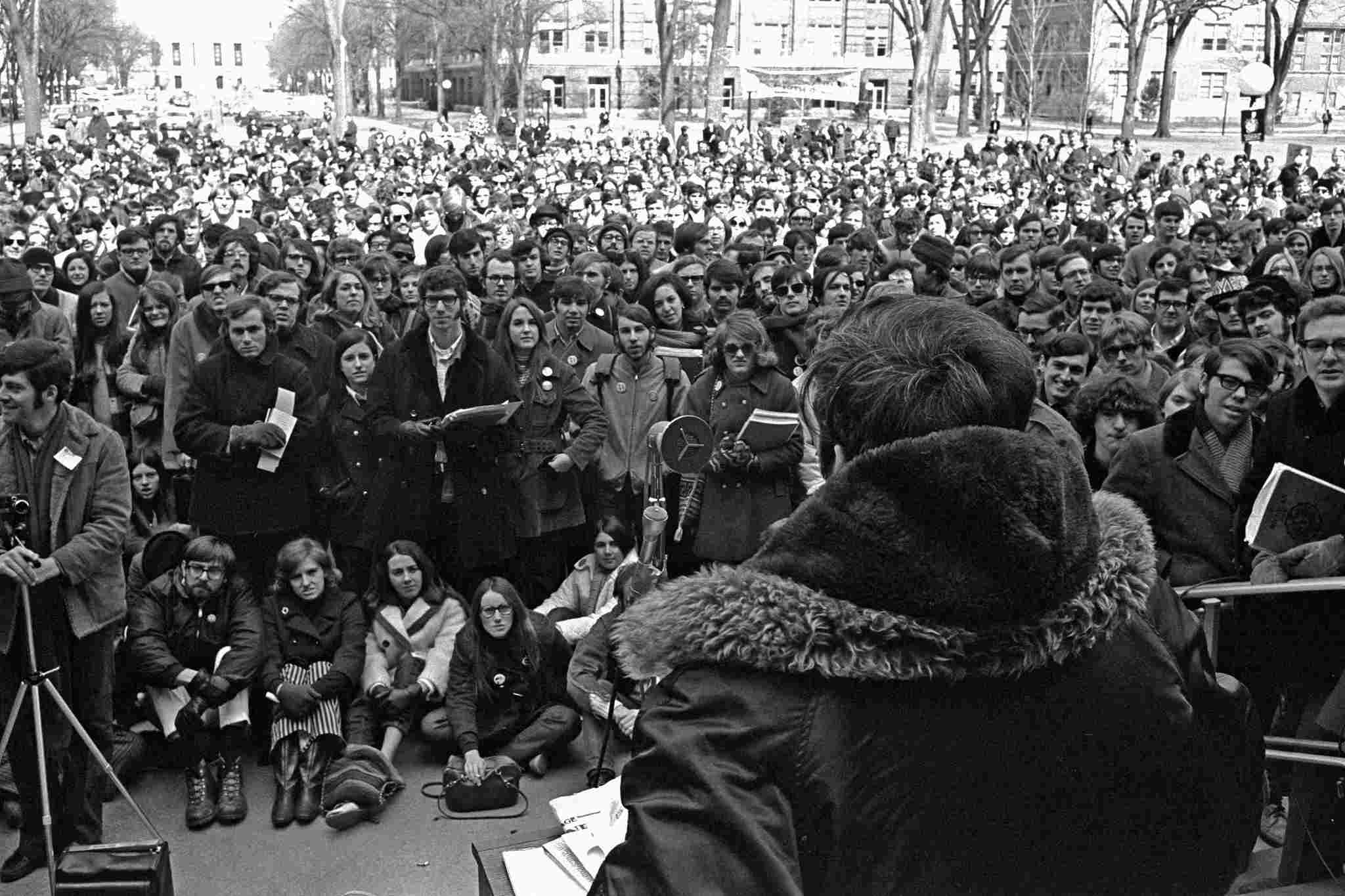 Foto en blanco y negro de una multitud reunida para celebrar el primer Día de la Tierra