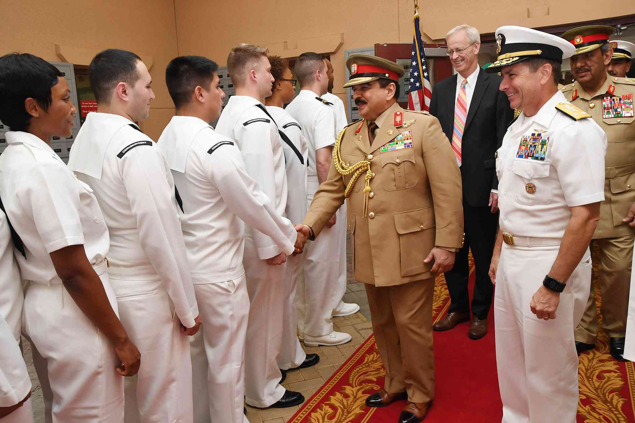 Hamad bin Isa Al Khalifa, Rey del Reino de Bahrein, estrechando la mano a los marineros