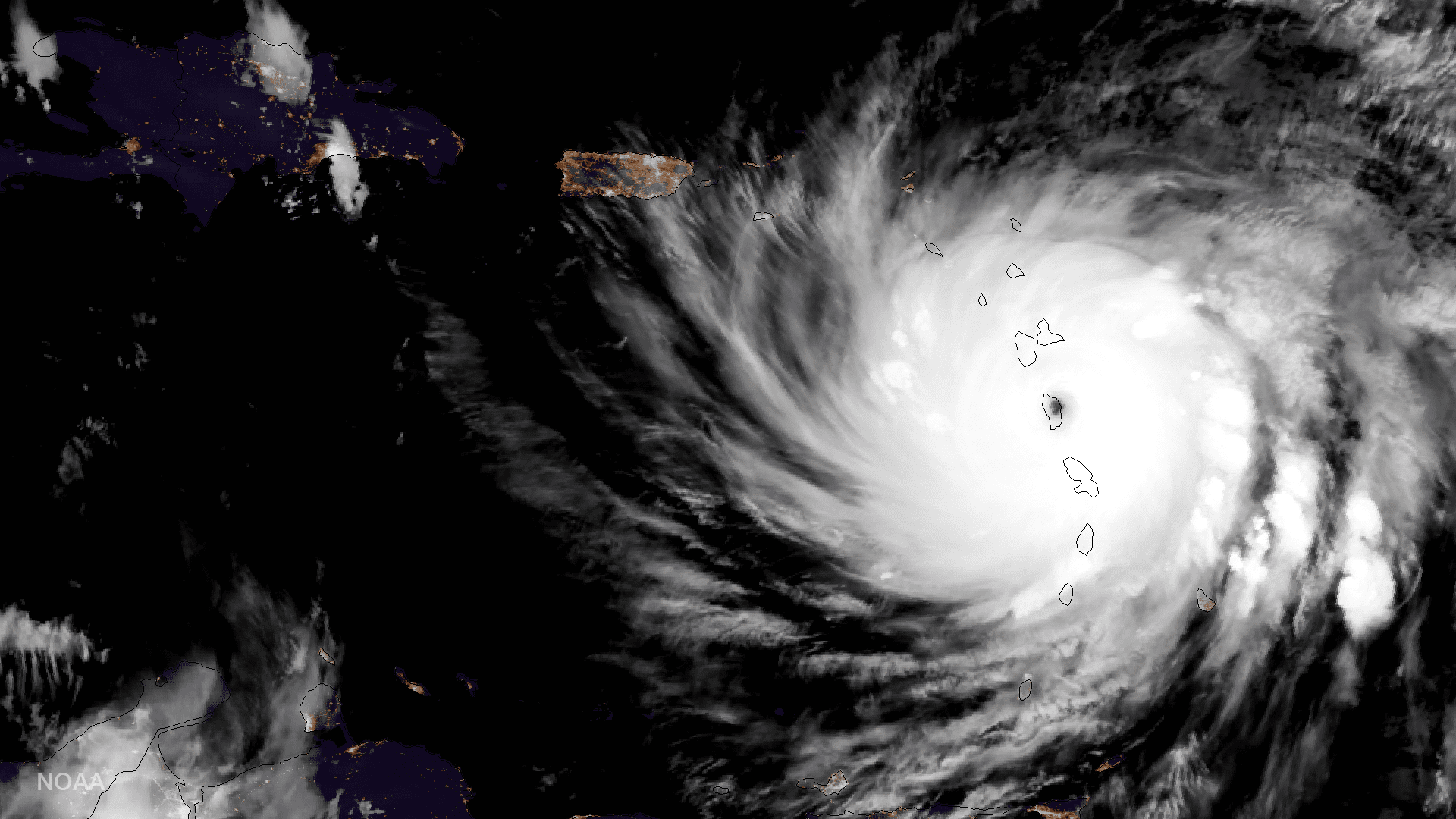 Imagen de satélite del huracán María sobre Dominica