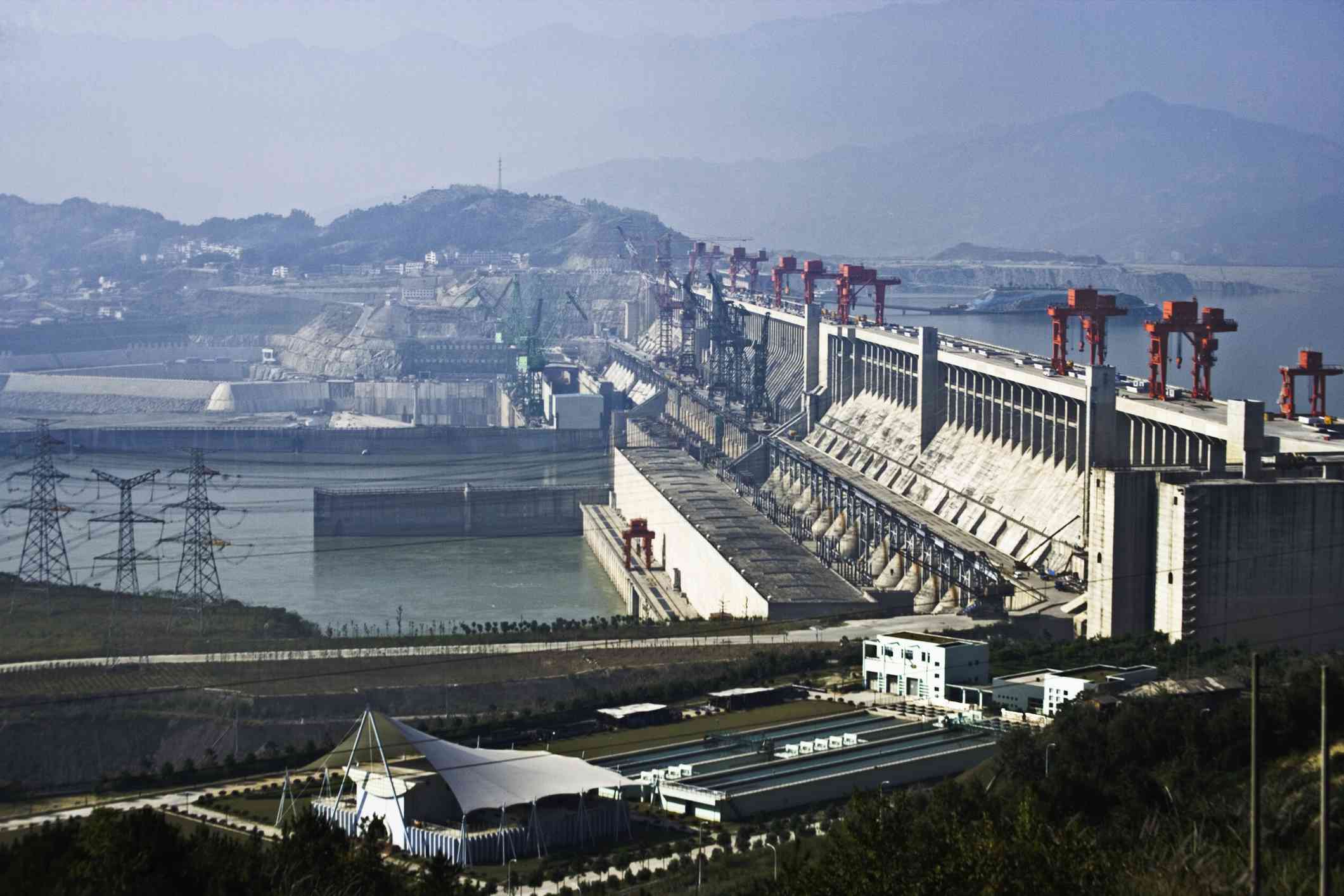 Una presa y central hidroeléctrica que se extiende por un amplio embalse