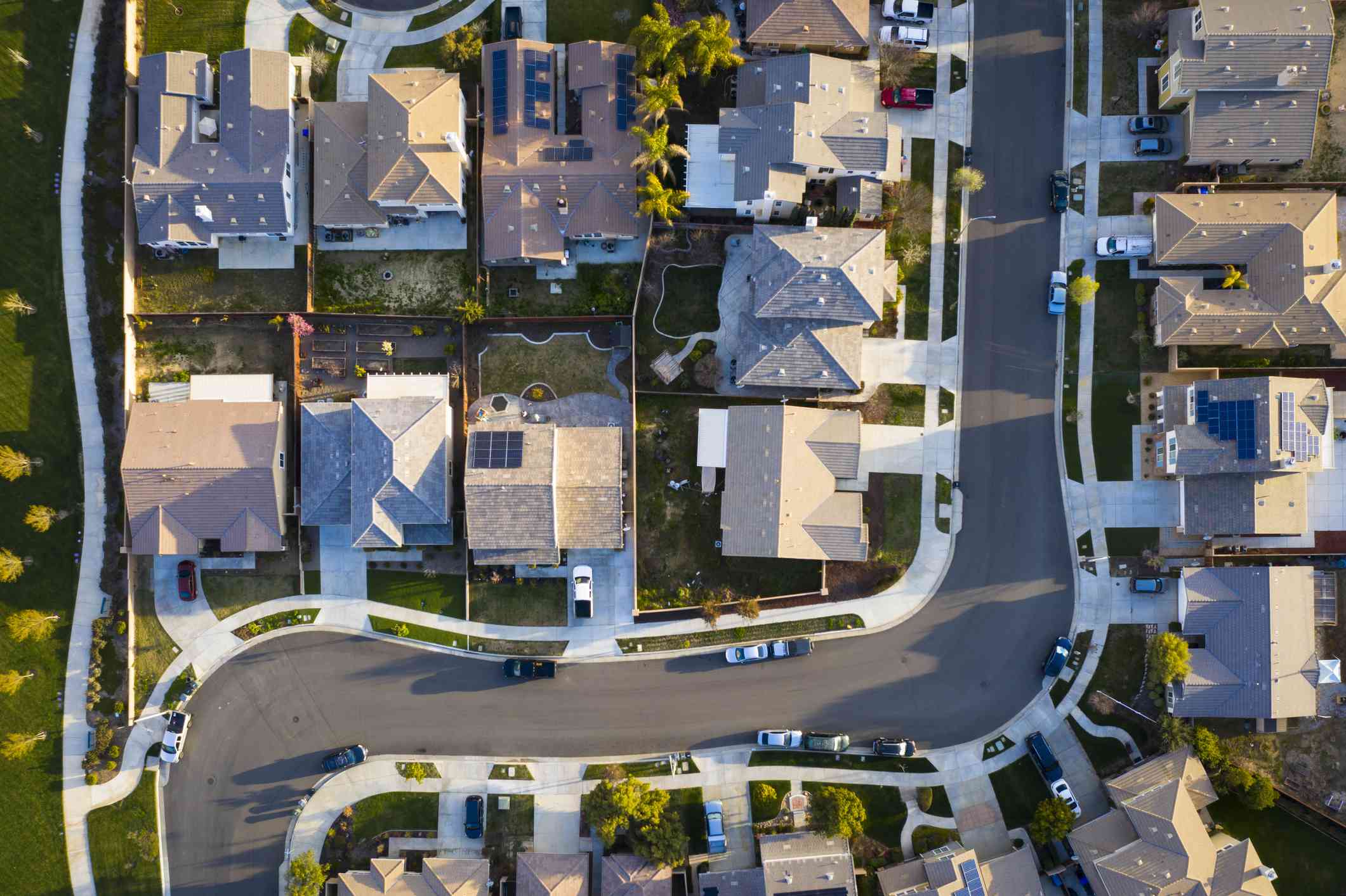 Vista aérea de un barrio suburbano con paneles solares en los tejados