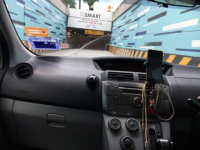 Vista del interior de un coche entrando en el Túnel SMART en Malasia