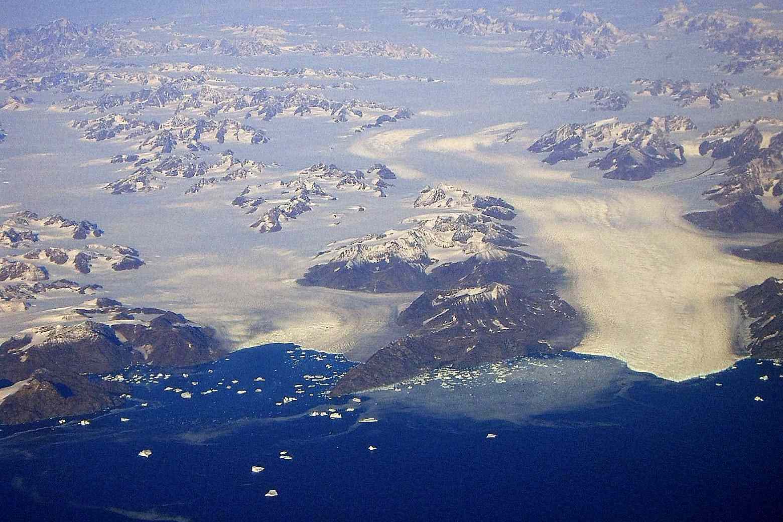Vista aérea del glaciar Steenstrup con icebergs a su alrededor
