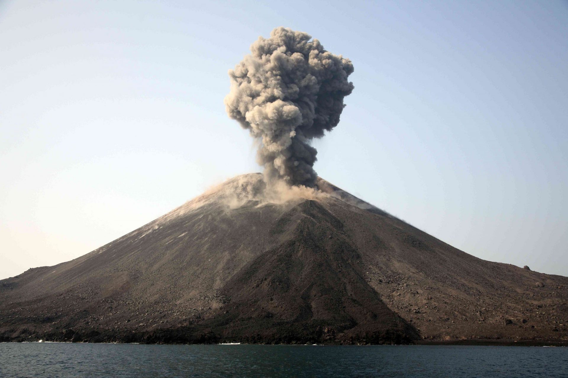 Volcán Anak Krakatau en erupción