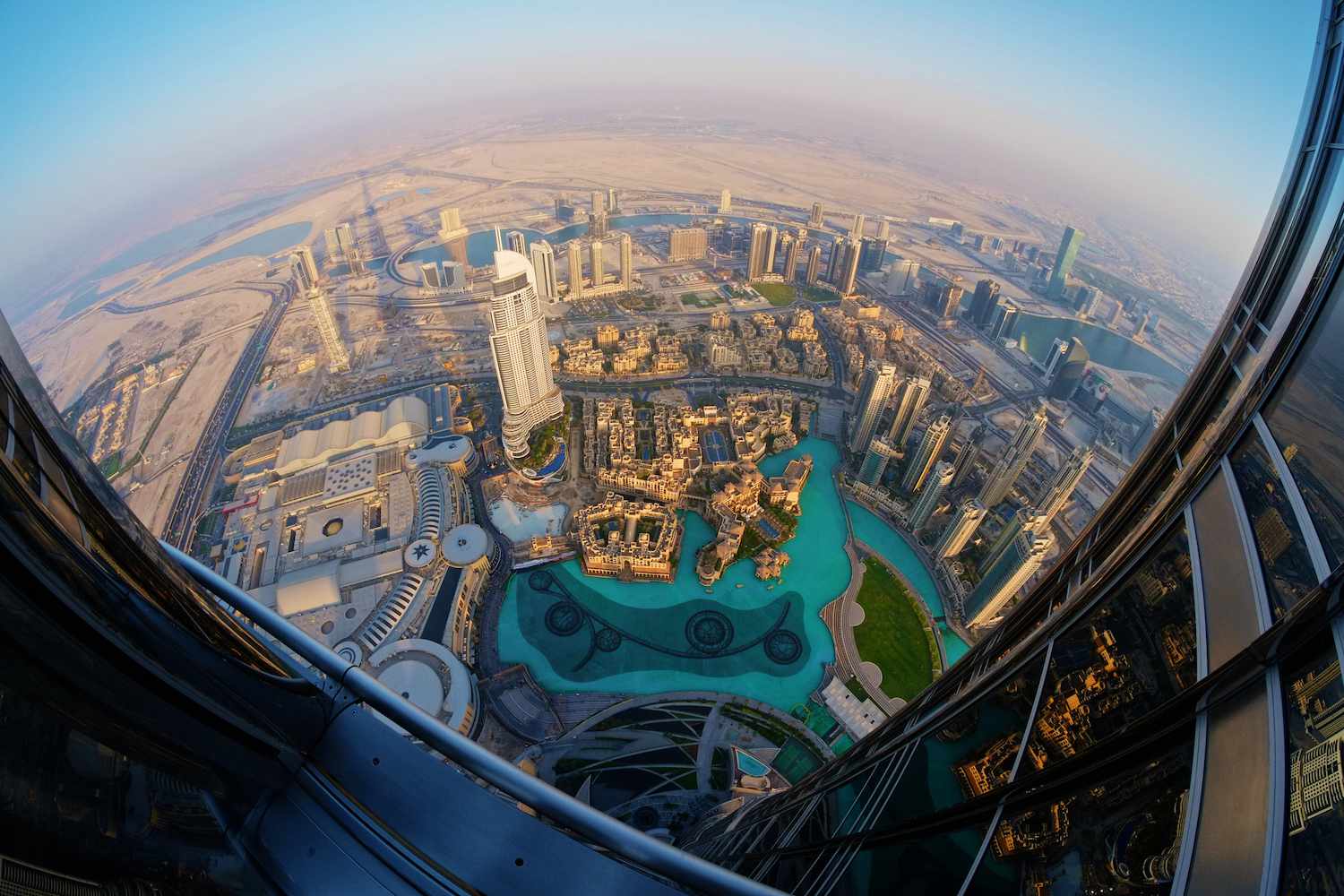 Una vista de pájaro de Dubai desde la plataforma de observación del Burj Khalifa