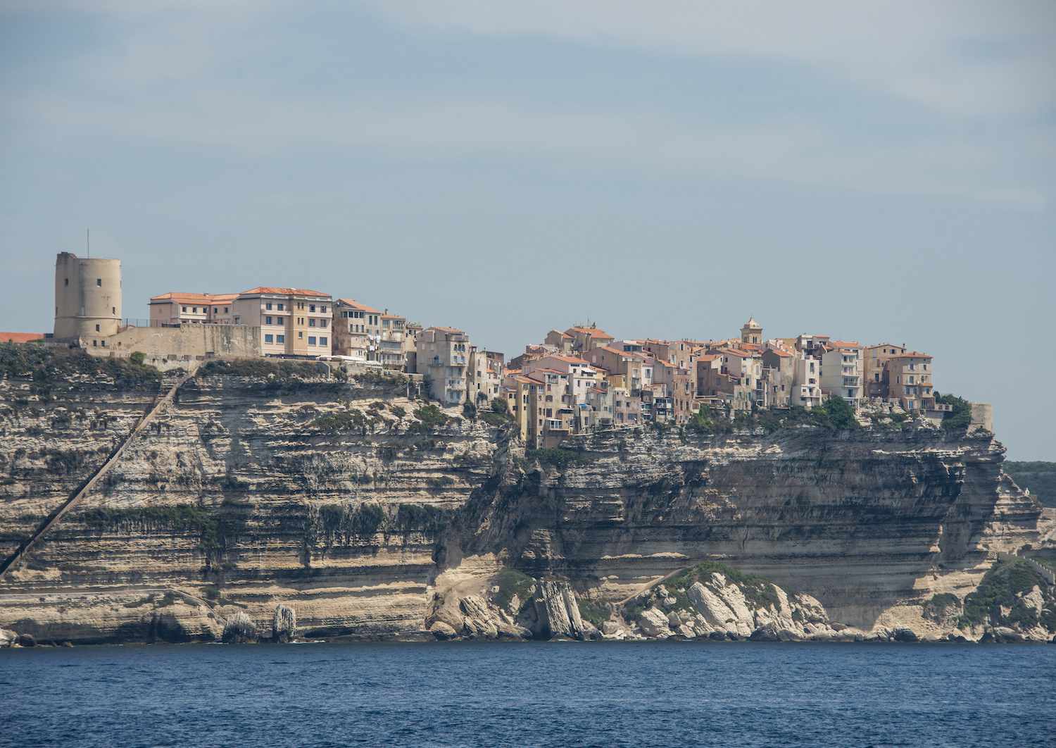 La antigua ciudad de Bonifacio se asienta en los acantilados sobre el agua
