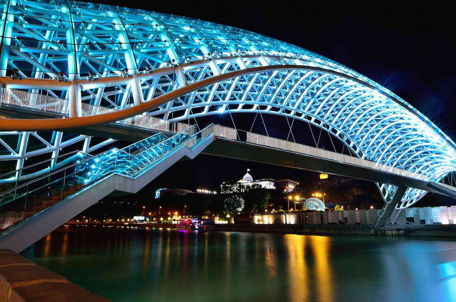 El Puente de la Paz iluminado por la noche con luces LED azules