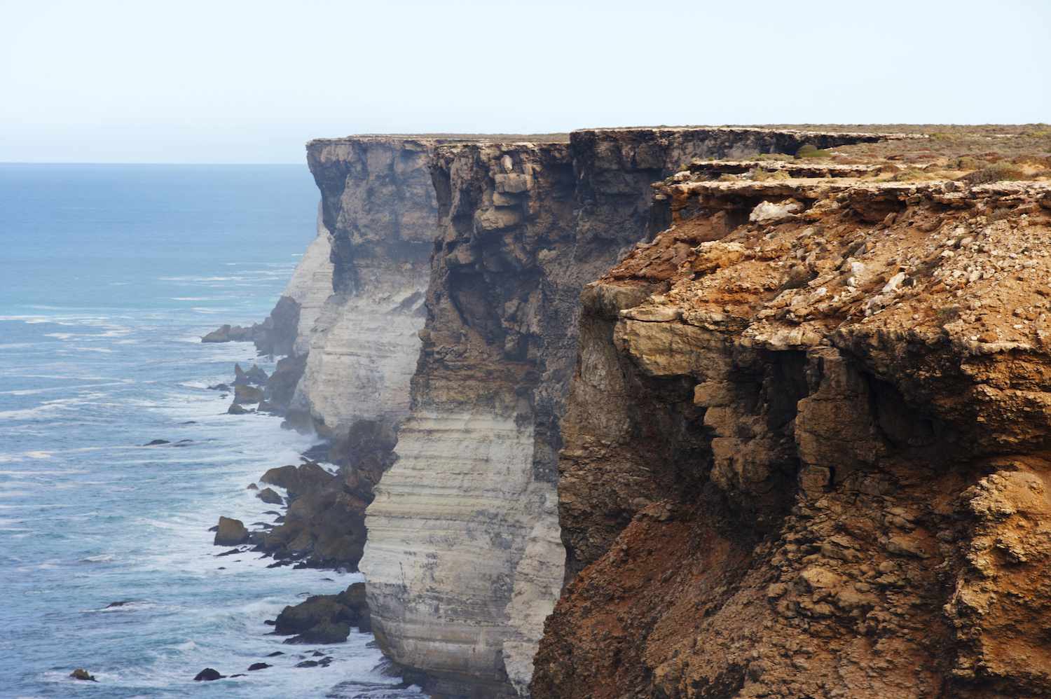 Los acantilados rojos y blancos de Bunda se extienden a lo largo de la costa australiana