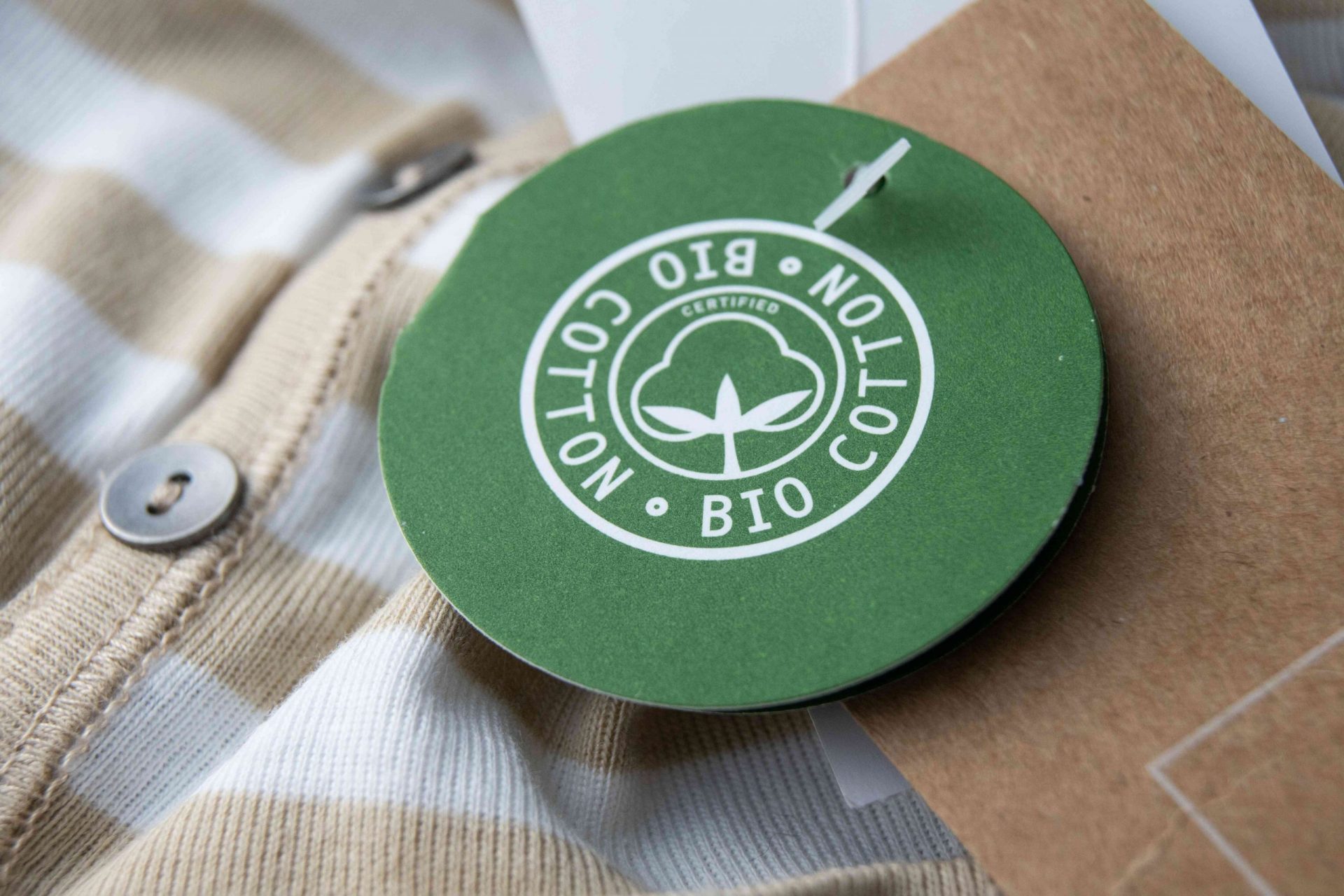 etiqueta de ropa de algodón biológico orgánico pegada a la camisa de rayas