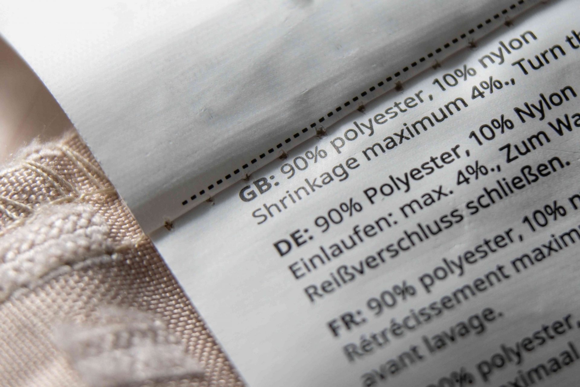 primer plano de la etiqueta de la ropa mostrando 90% de poliéster 10% de nylon