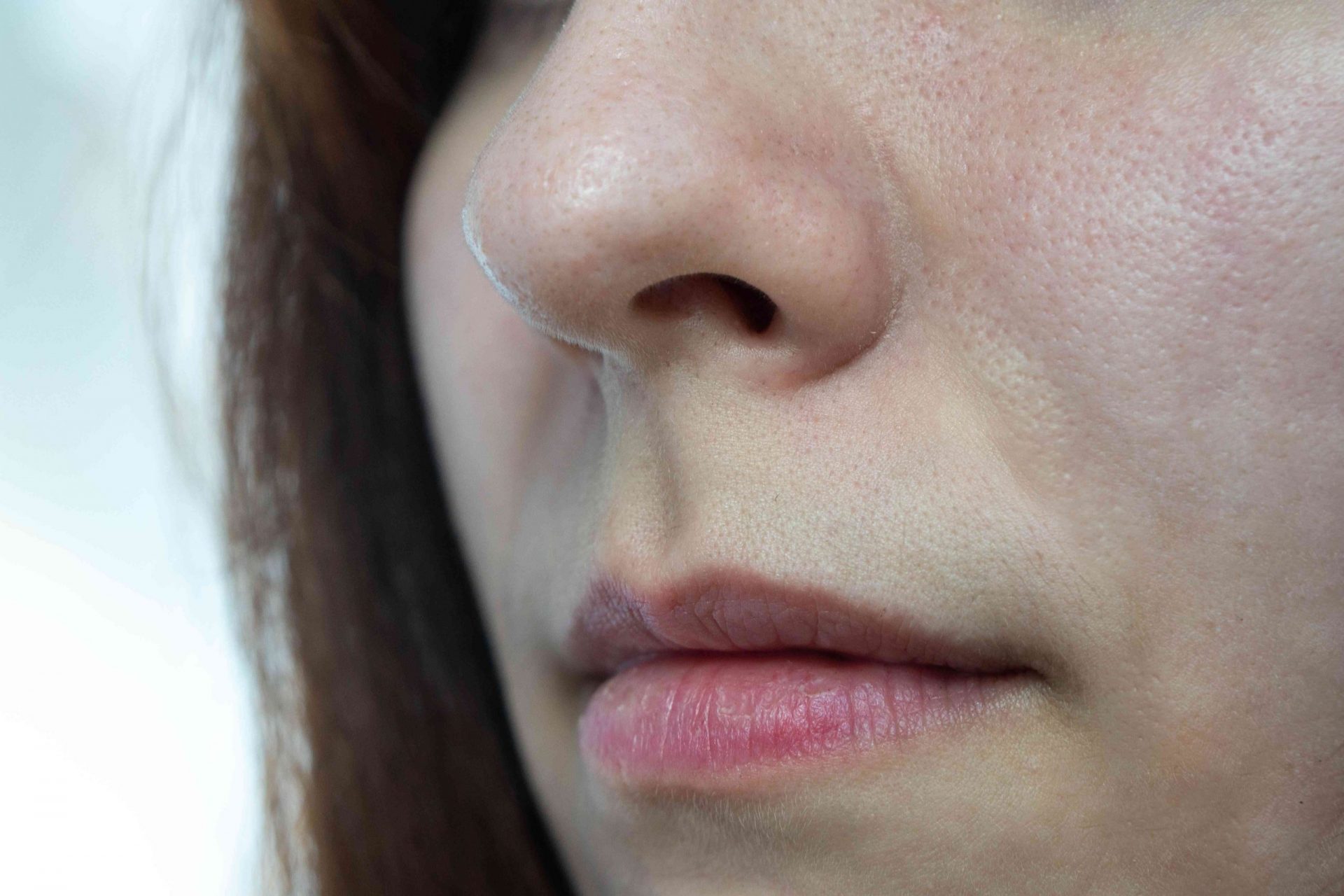 foto de cerca de la boca y la nariz de una mujer en 3/4 de perfil