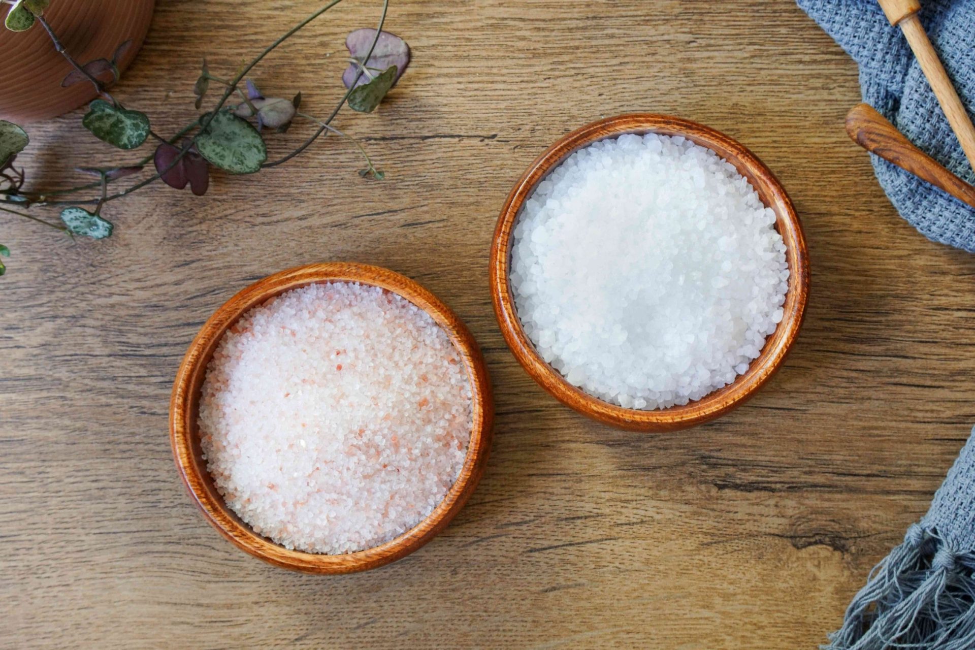 dos cuencos de madera llenos de diferentes tipos de sal: rosa y kosher en trozos