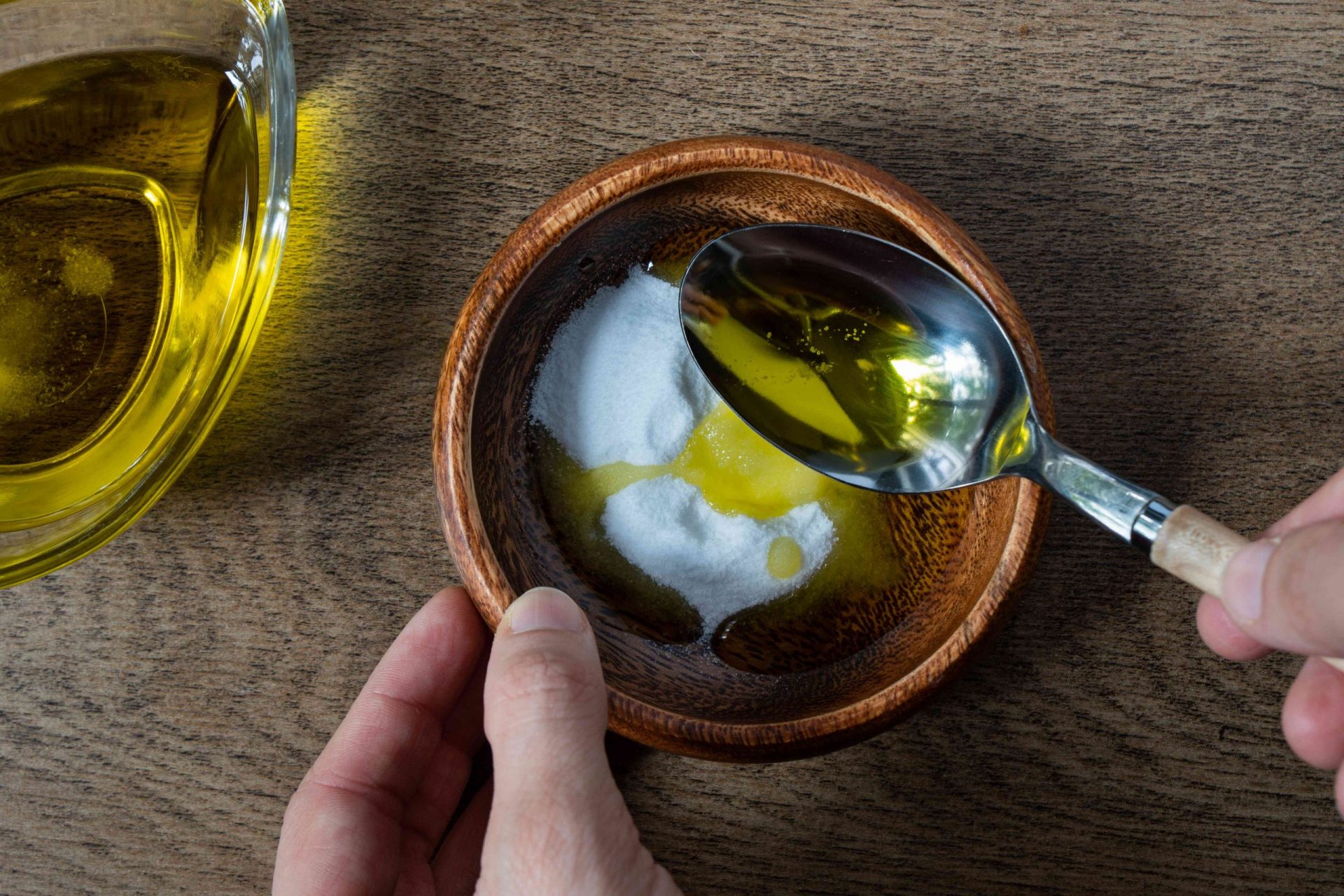 hacer un exfoliante de aceite de oliva en un bol