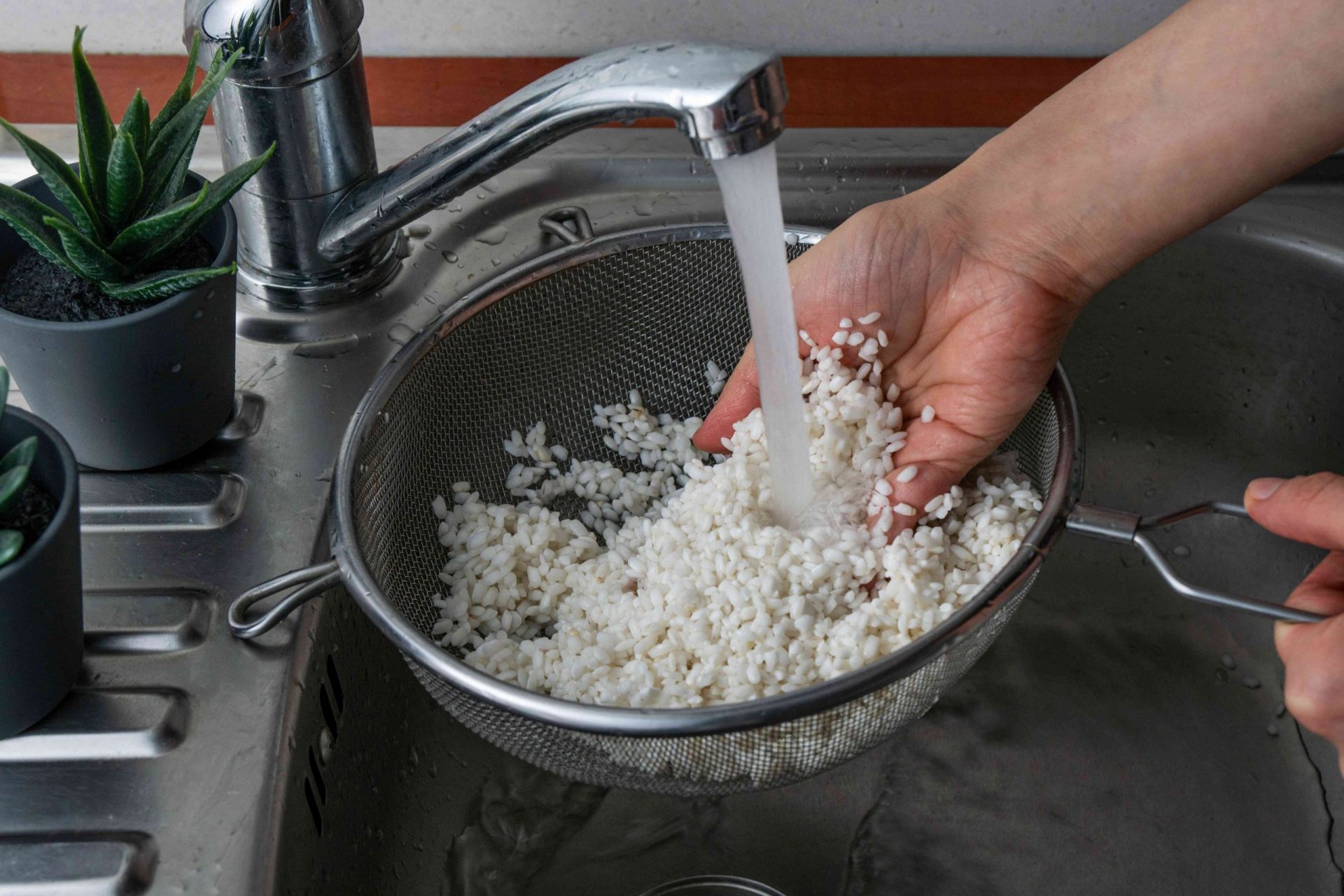 escurrir el arroz y aclararlo con agua