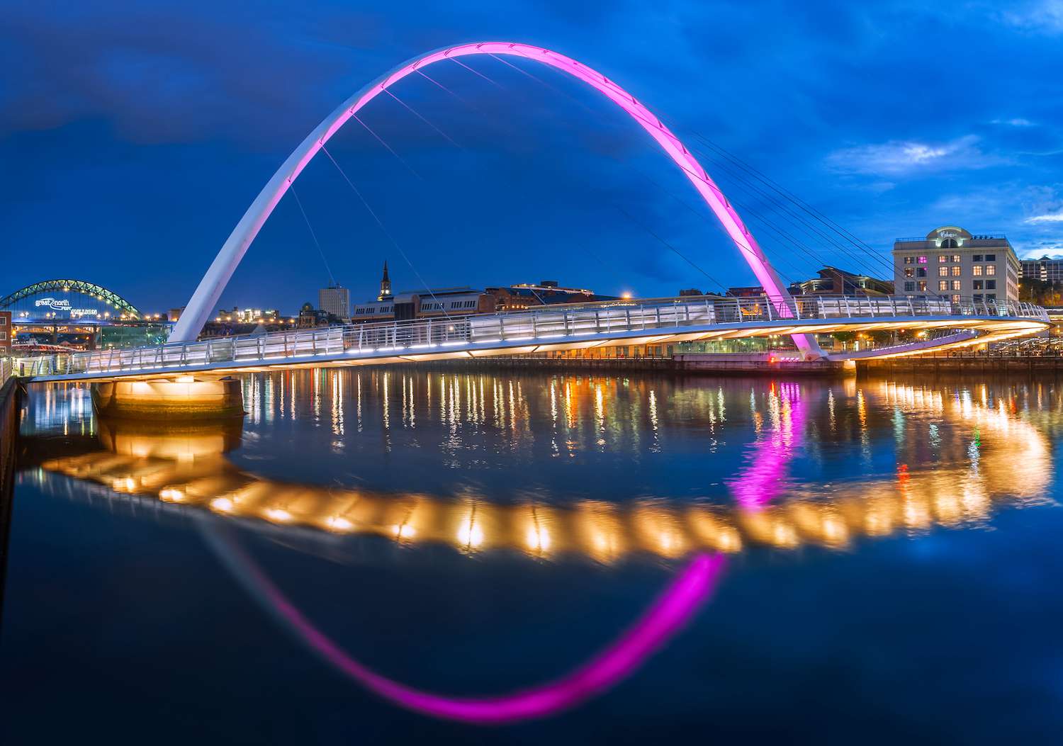 El Puente del Milenio de Gateshead se ilumina de rosa al anochecer