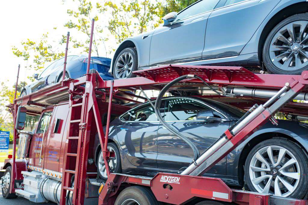 Vehículos Tesla siendo entregados a los clientes