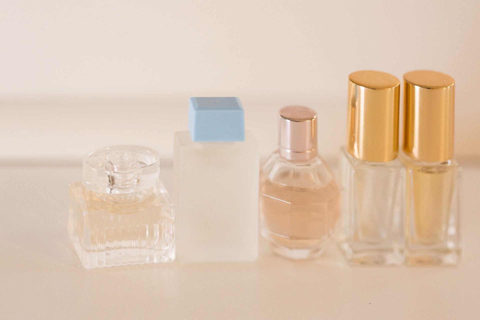 Frascos de muestras de perfumes de belleza alineados en una mesa