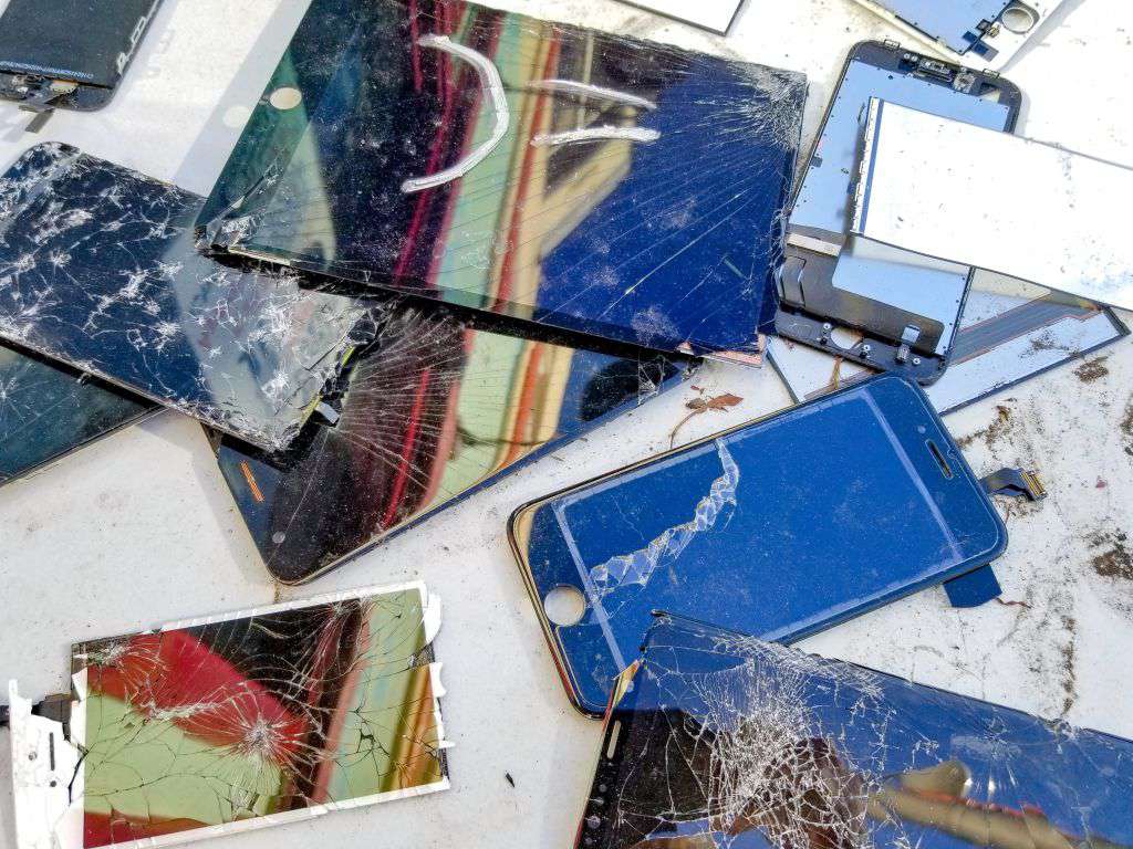gran cantidad de teléfonos móviles rotos