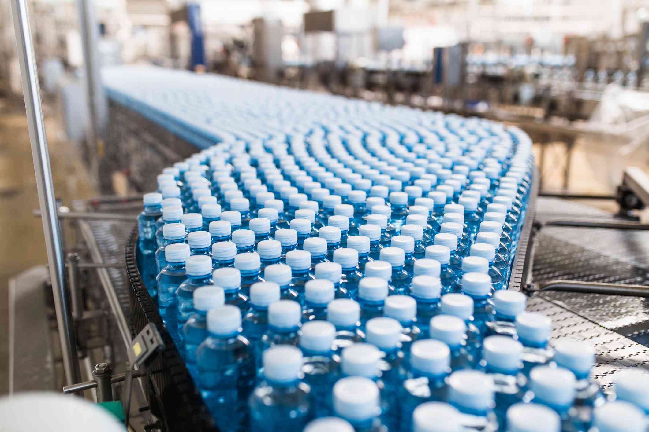 Botellas de agua de plástico en una cinta transportadora
