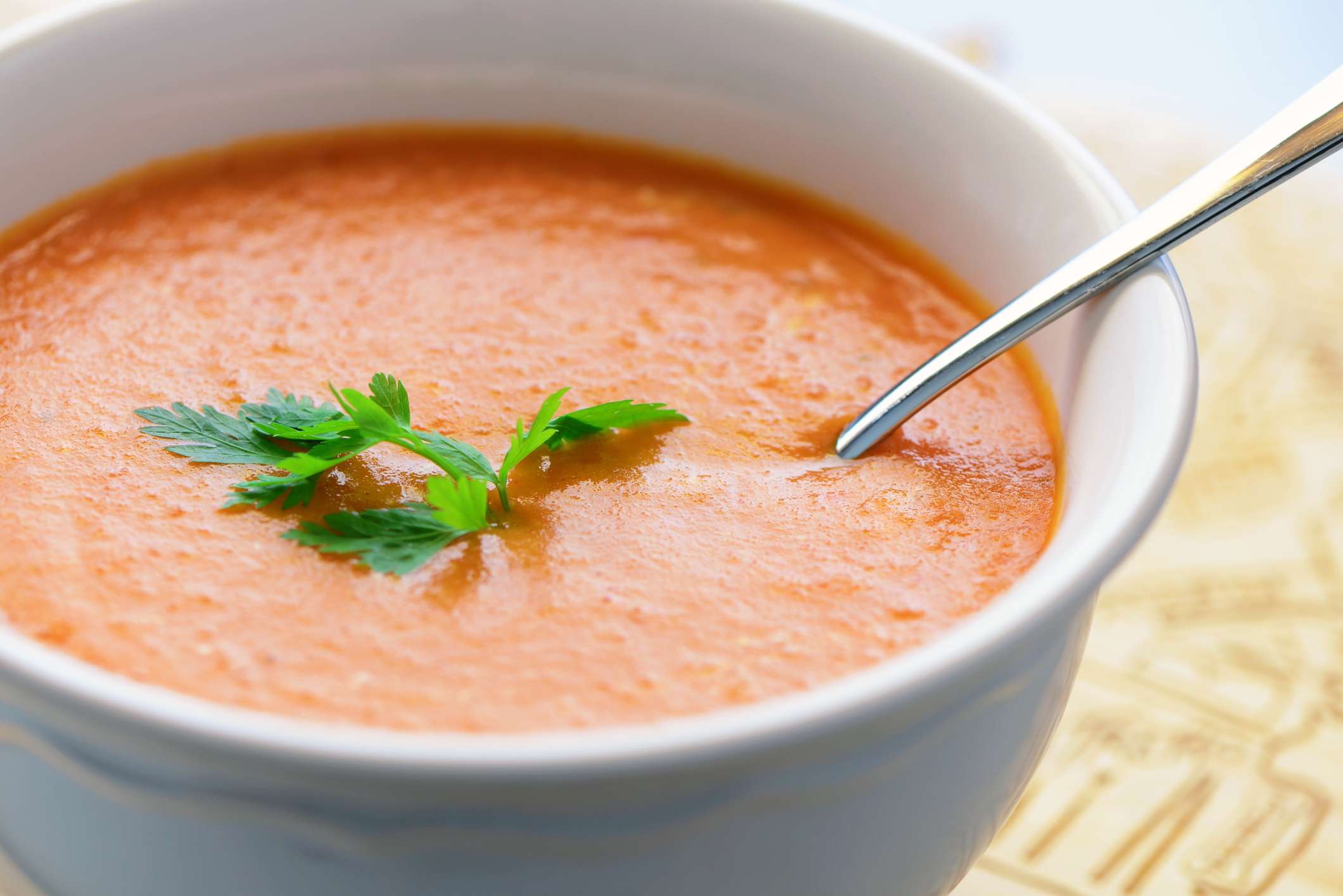 Primer plano de la sopa de tomate en un cuenco sobre la mesa