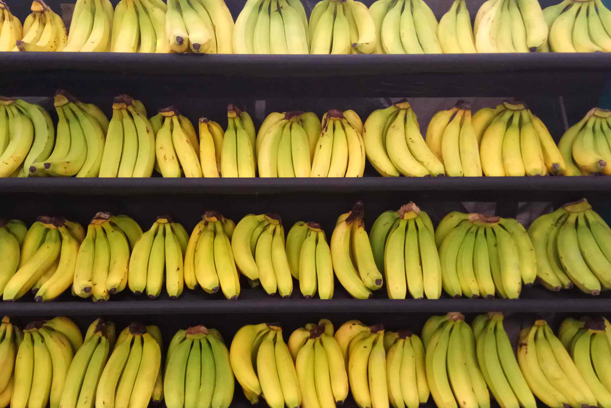 Plátanos Cavendish en un estante del supermercado
