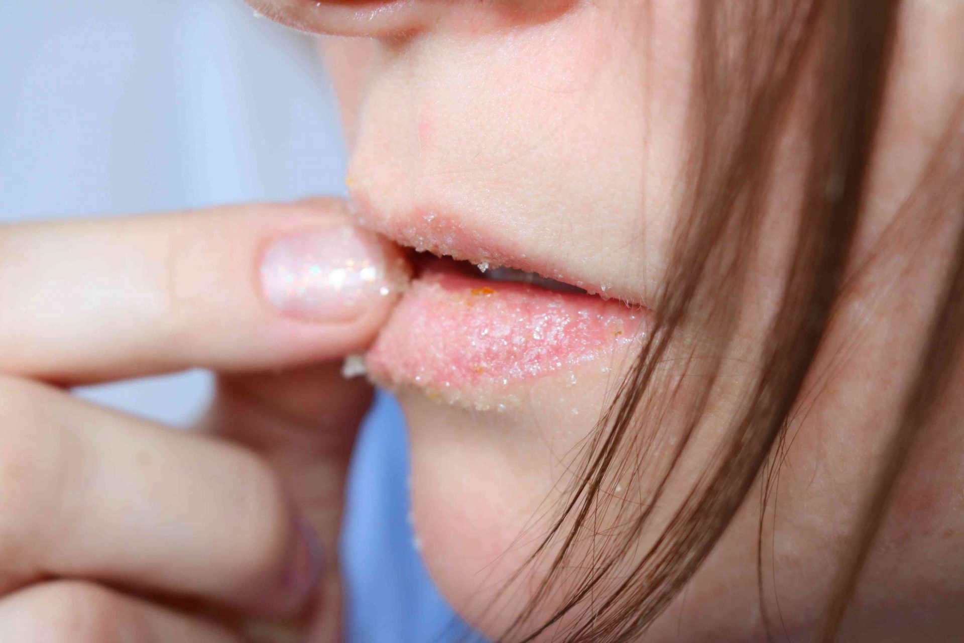 Una mujer se frota los labios con azúcar