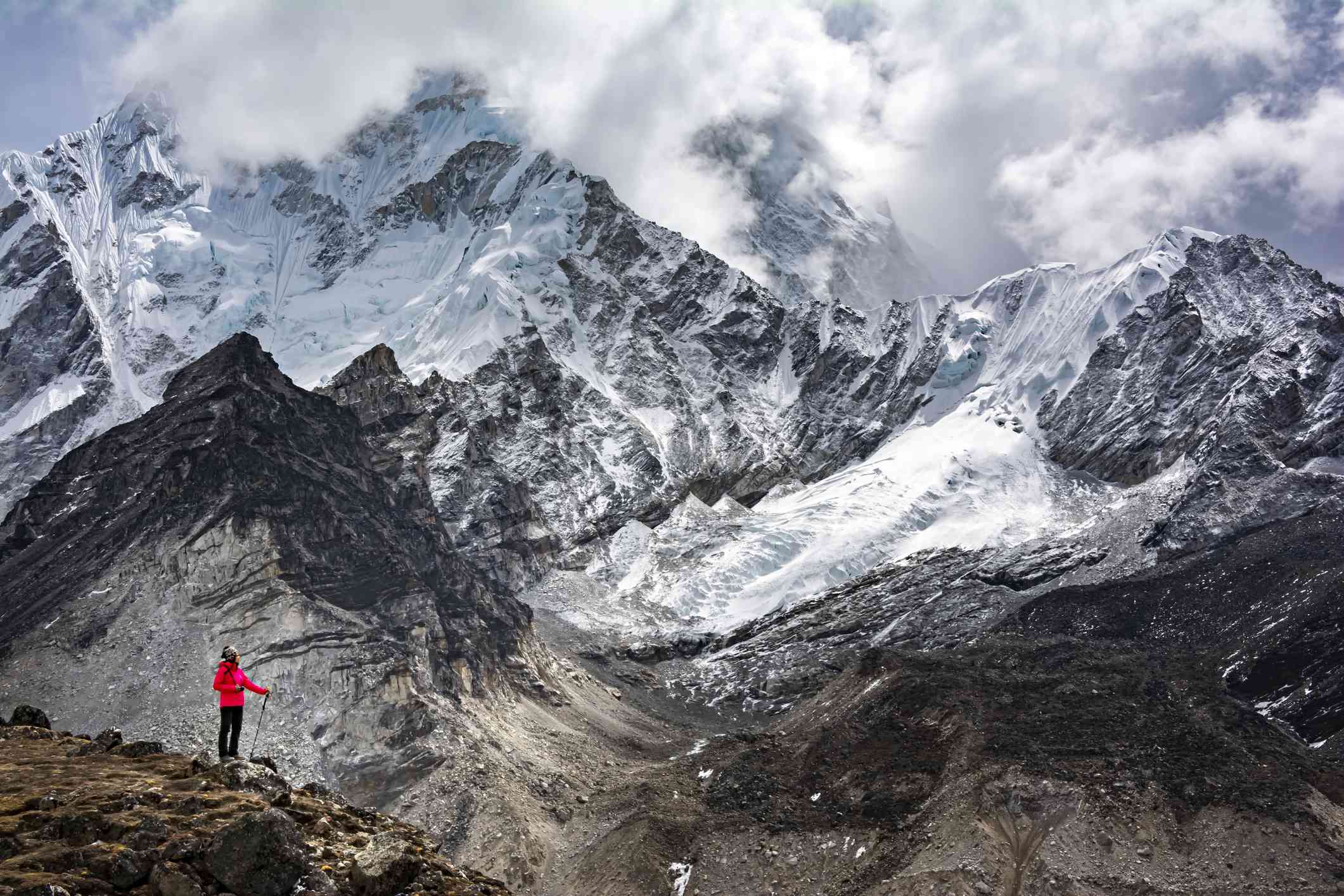 Montañas del Himalaya desde el campamento base del Everest
