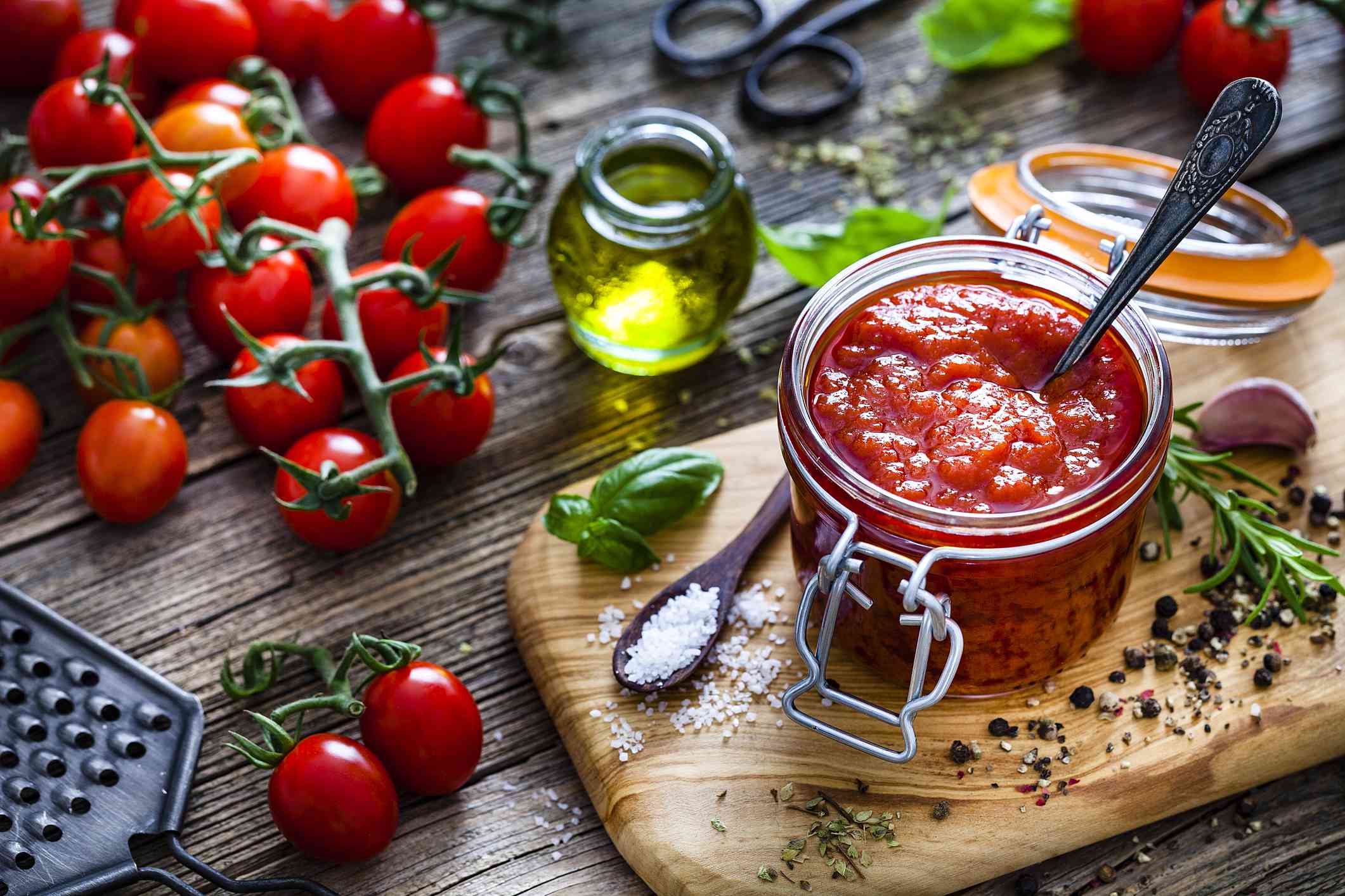 Salsa de tomate fresca sobre una tabla de cortar