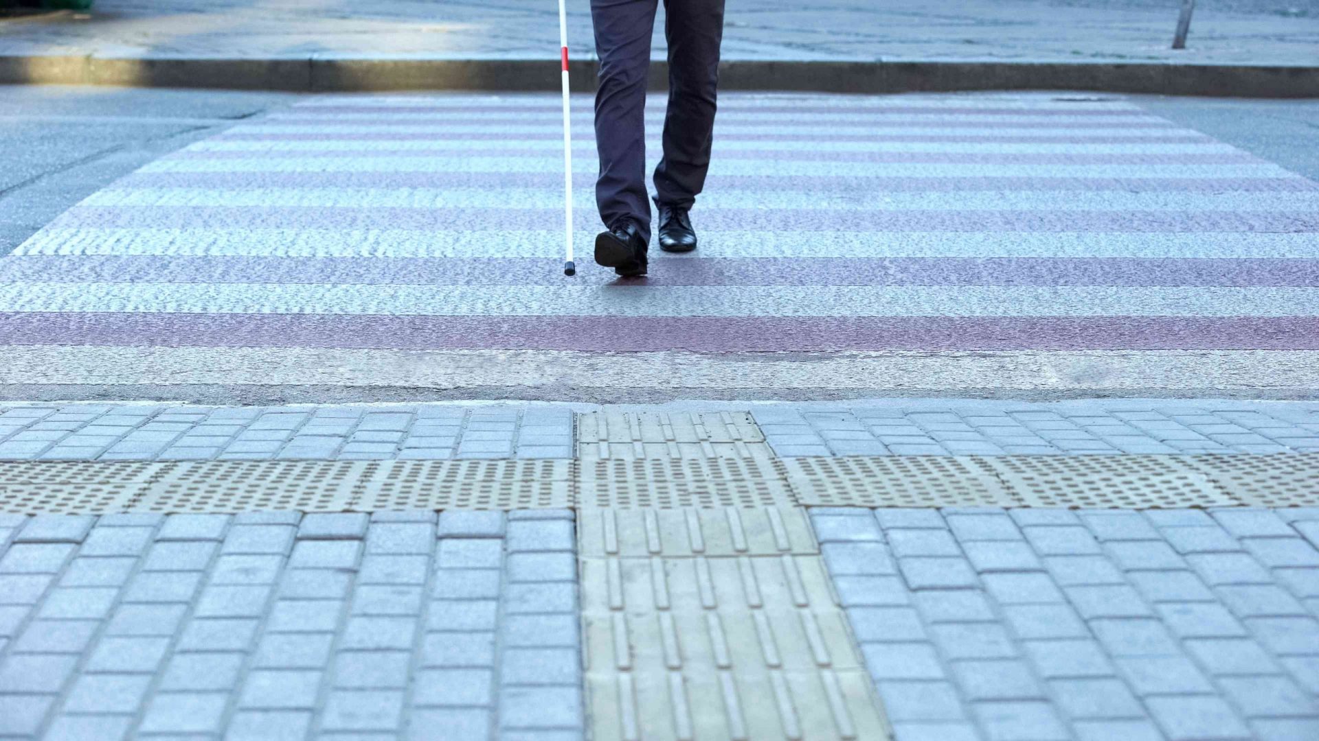 Persona con discapacidad visual cruzando una calle