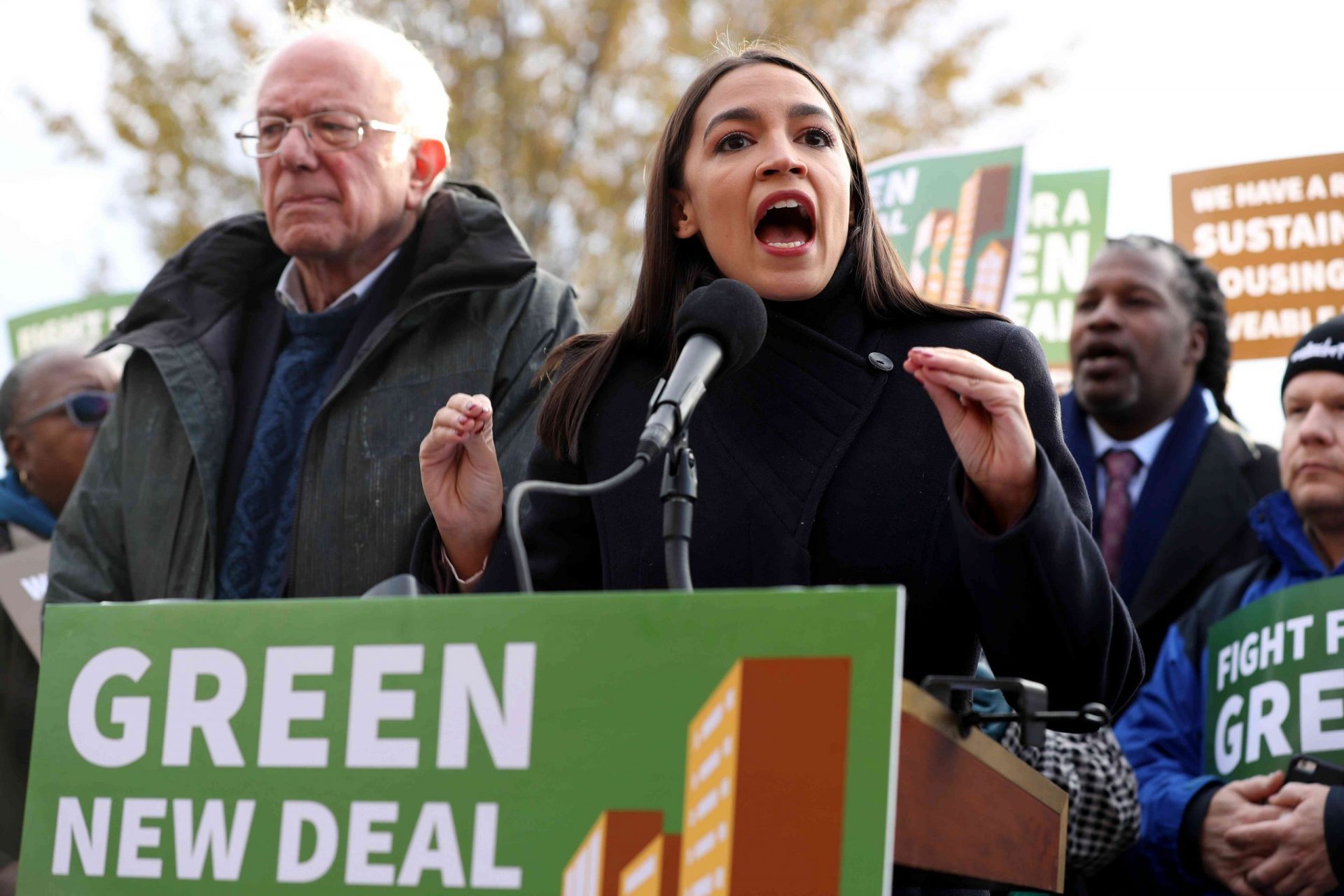 El senador Bernie Sanders (I-VT) (L) y la diputada Alexandria Ocasio-Cortez (D-NY) celebran una rueda de prensa para presentar una legislación que transforme las viviendas públicas como parte de su propuesta de Nuevo Pacto Verde el 14 de noviembre de 2019 en Washington, DC.