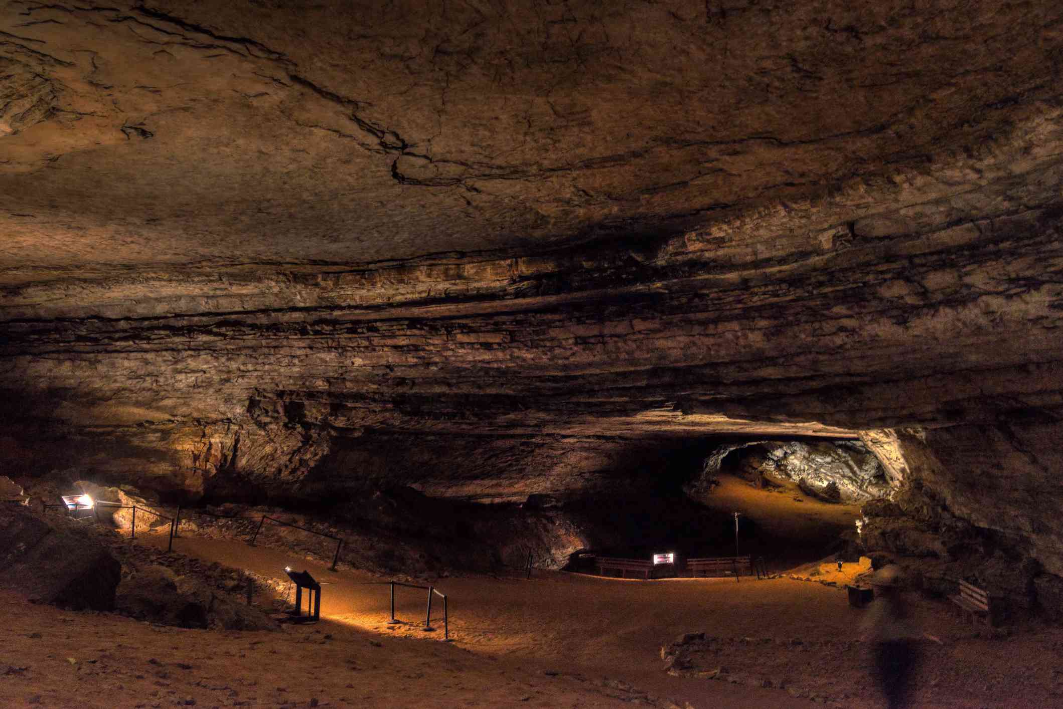 amplio interior abierto de la Cueva del Mamut con arcilla roja en el suelo y techo de roca lisa