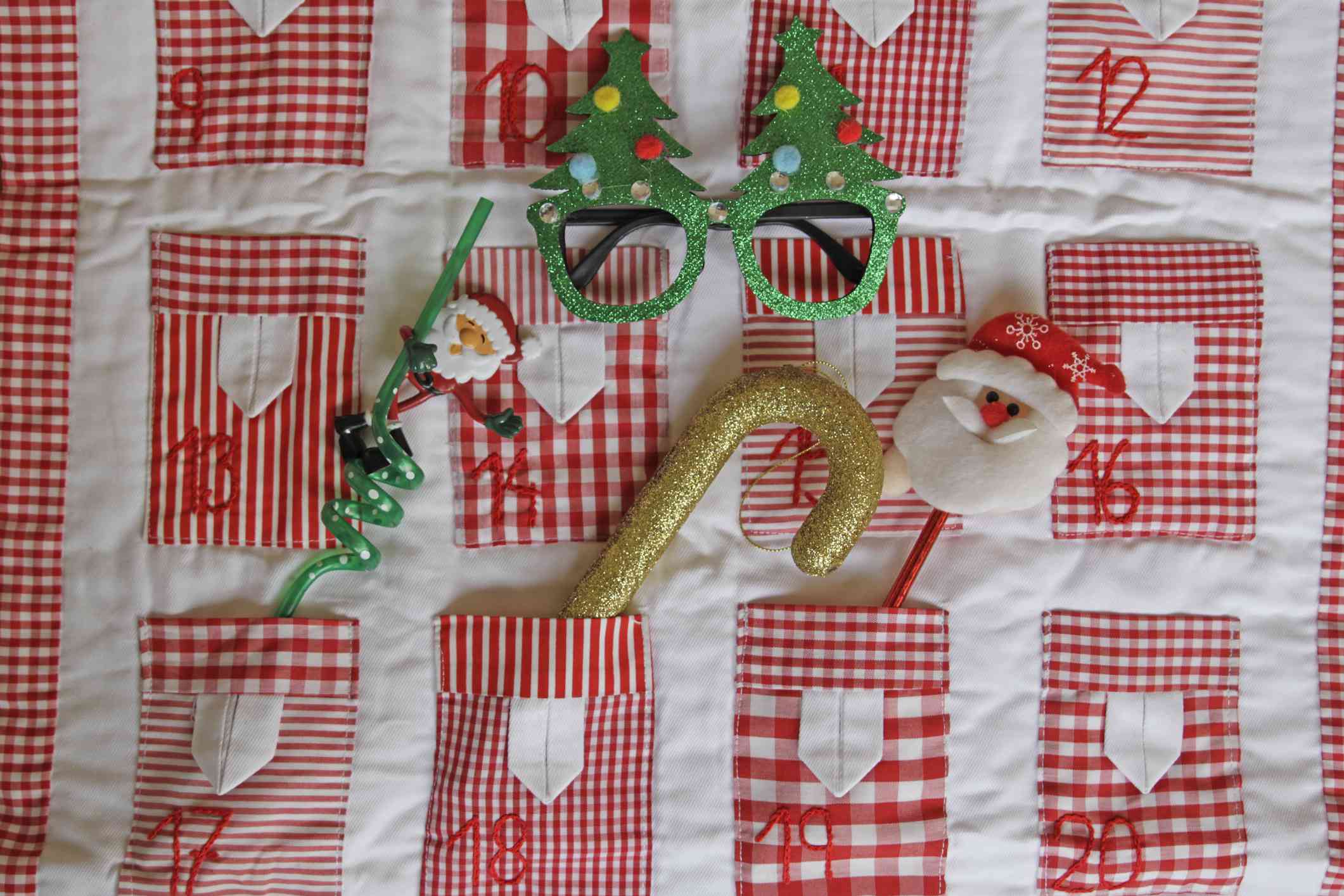 Calendario de Adviento acolchado hecho a mano con Papá Noel