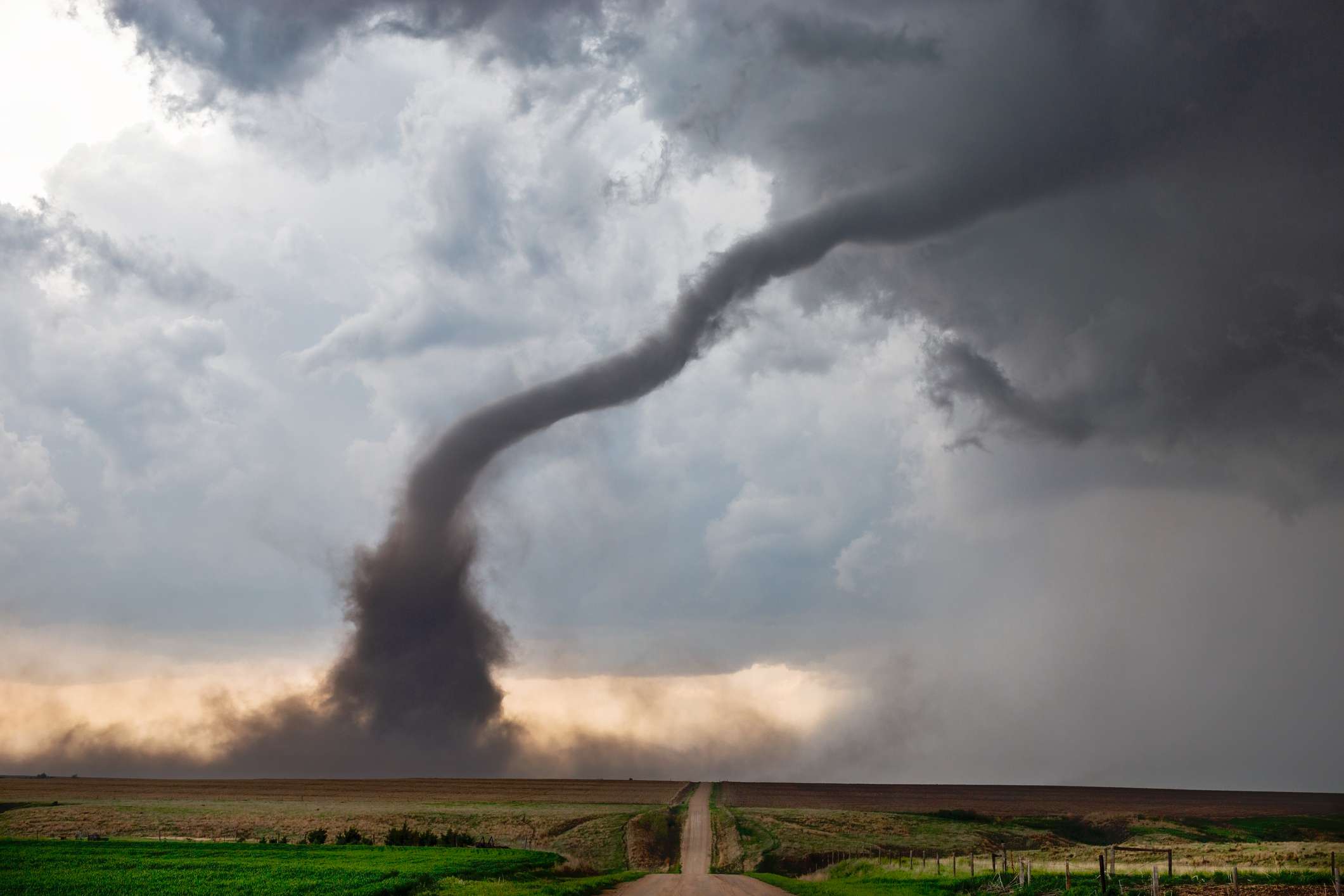 Un tornado de cuerda cruza un camino de tierra en las Grandes Llanuras
